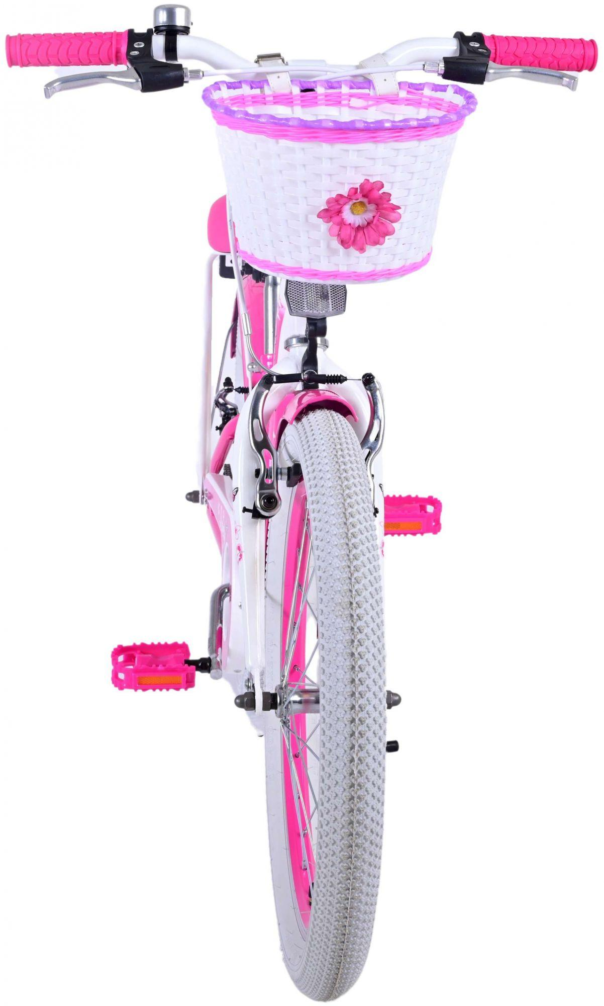 Rosa-weißes Kinderfahrrad, von vorne betrachtet. Das Fahrrad hat einen Korb und rosa Akzente.