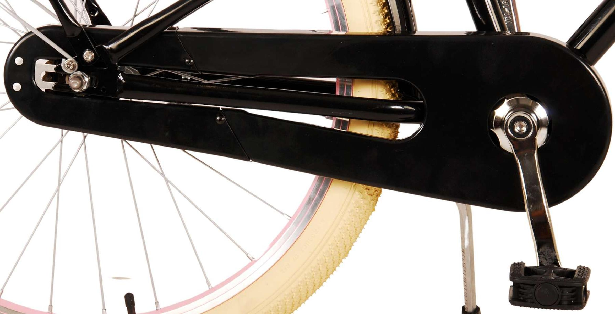 Nahaufnahme eines schwarzen Fahrrad-Kettenschutzes, der Kette und Reifen mit rosa Streifen zeigt.