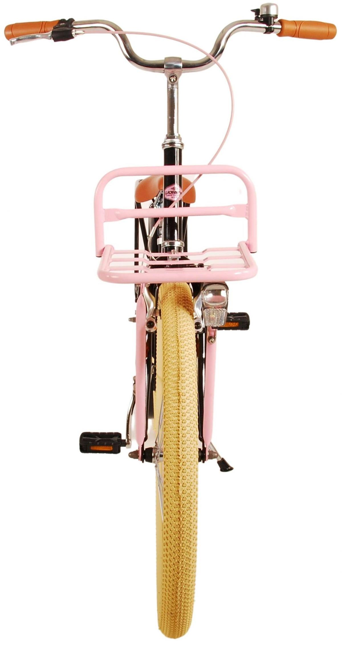 Rosa Fahrrad, Frontansicht, mit Korb, braunem Sitz und beigen Reifen. Weißer Hintergrund.