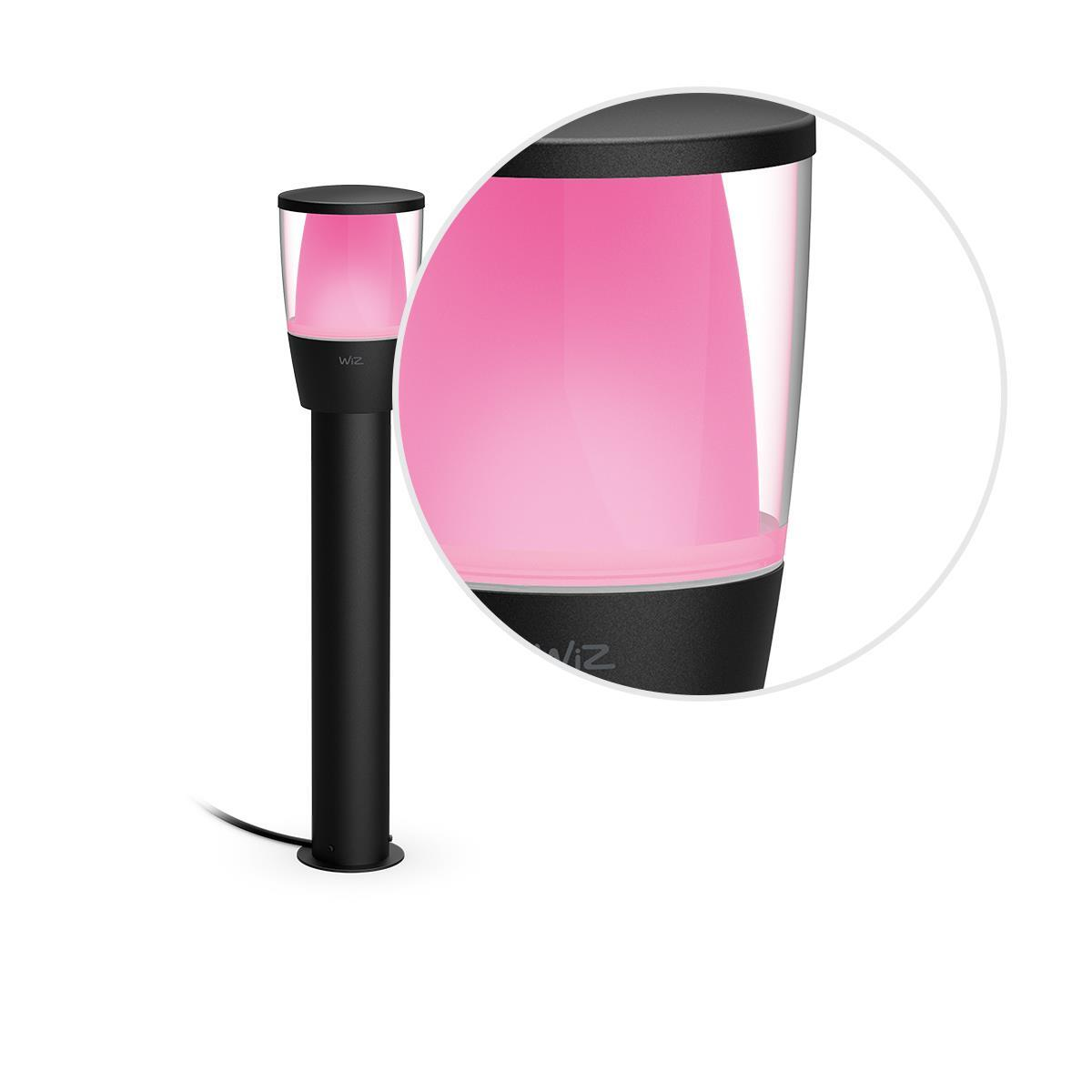 Een zwarte buitenlamp met een roze oplichtend binnenwerk op wit.