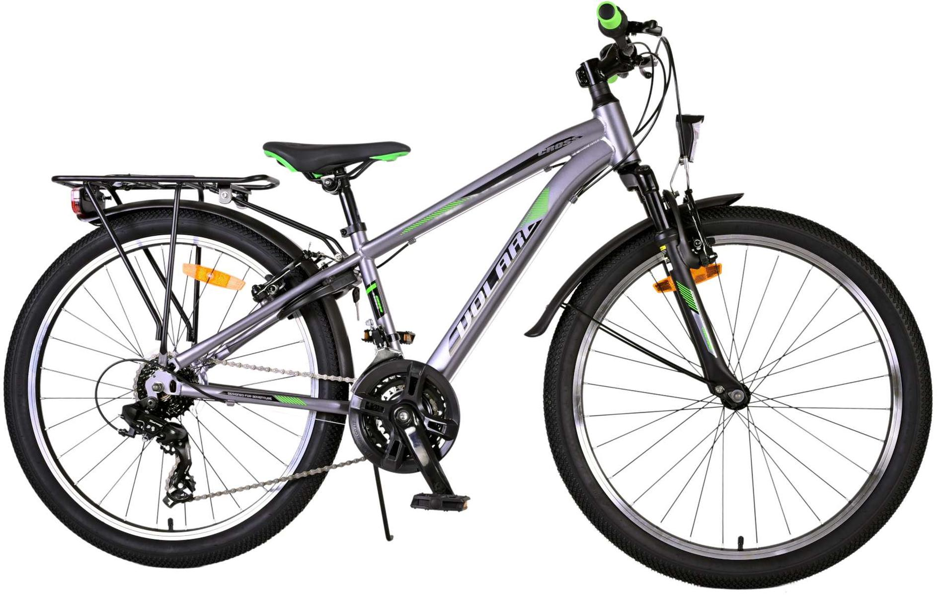 Ein graues Fahrrad mit grünen Akzenten. Der Hintergrund ist weiß. Das Fahrrad hat einen Gepäckträger.