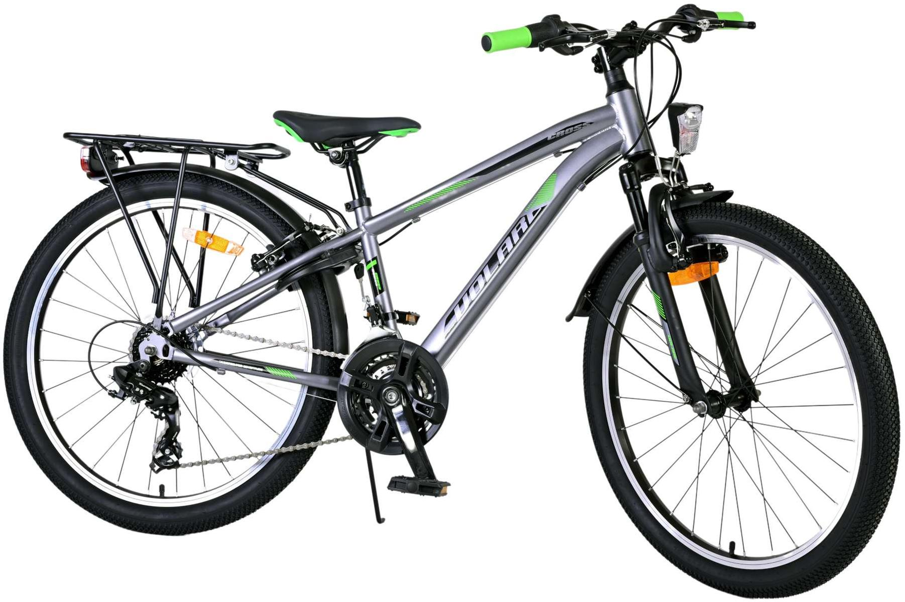 Silbernes Fahrrad mit grünen Akzenten. Das Fahrrad hat einen Gepäckträger und Schutzbleche. Weißer Hintergrund.