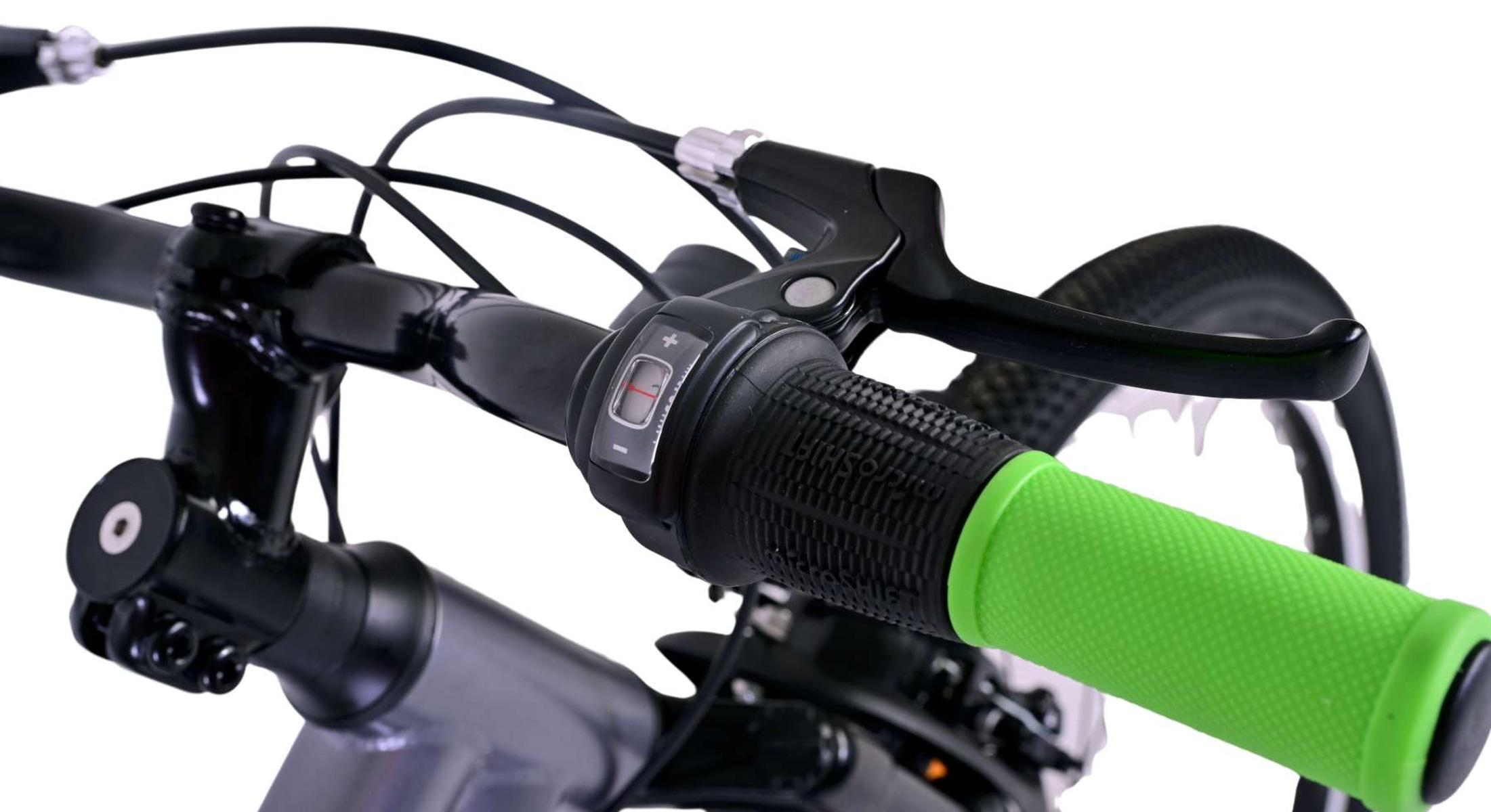 Nahaufnahme eines Fahrradlenkers mit einem grünen Griff. Der Lenker hat schwarze Komponenten.