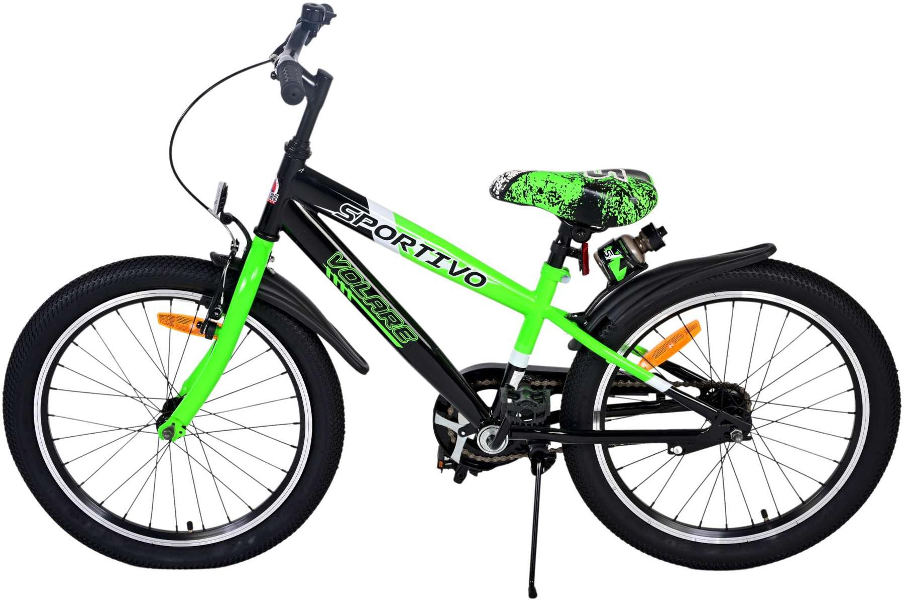Ein grünes und schwarzes Kinderfahrrad. Das Fahrrad hat Stützräder. Der Hintergrund ist weiß.