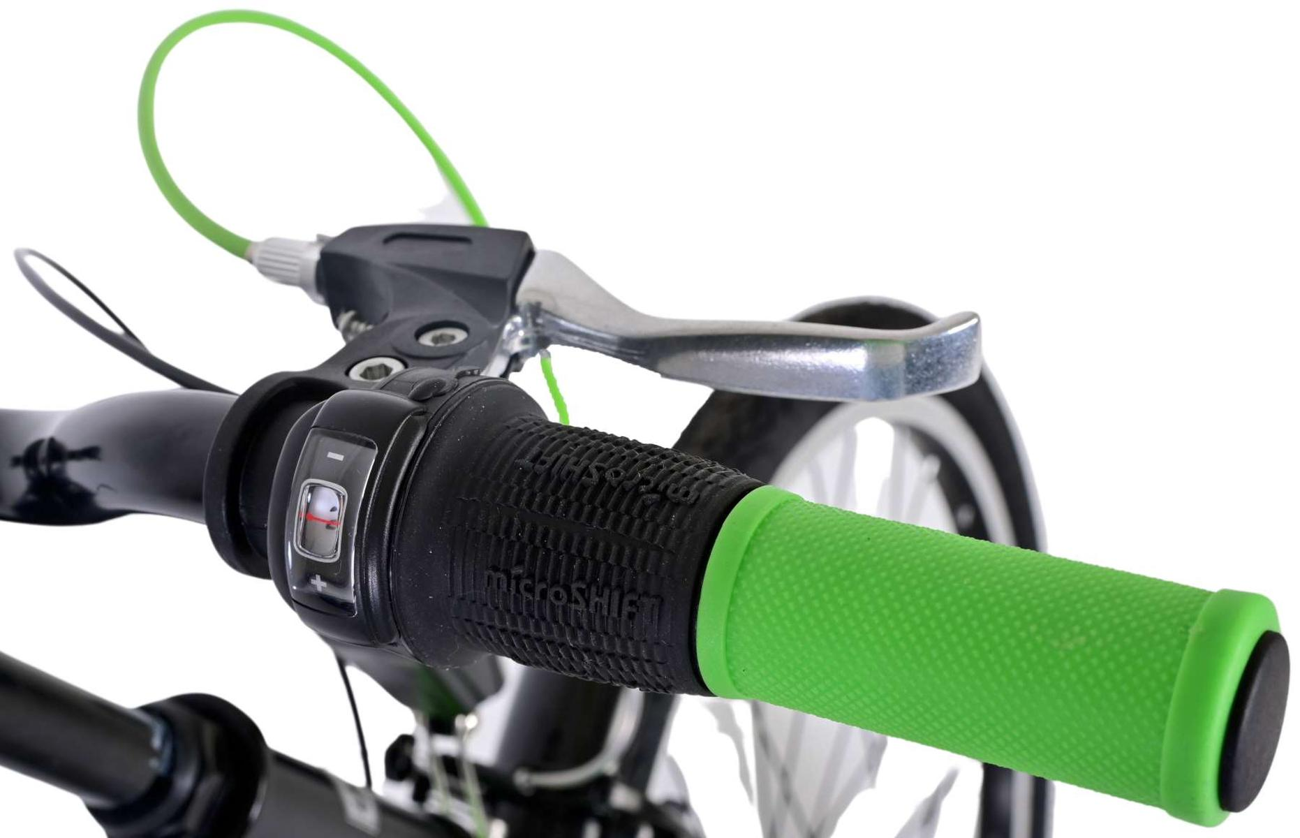 Nahaufnahme des Fahrradlenkers mit grünen Griffen, einem Schalthebel und einem Bremshebel. Grünes Kabel sichtbar.