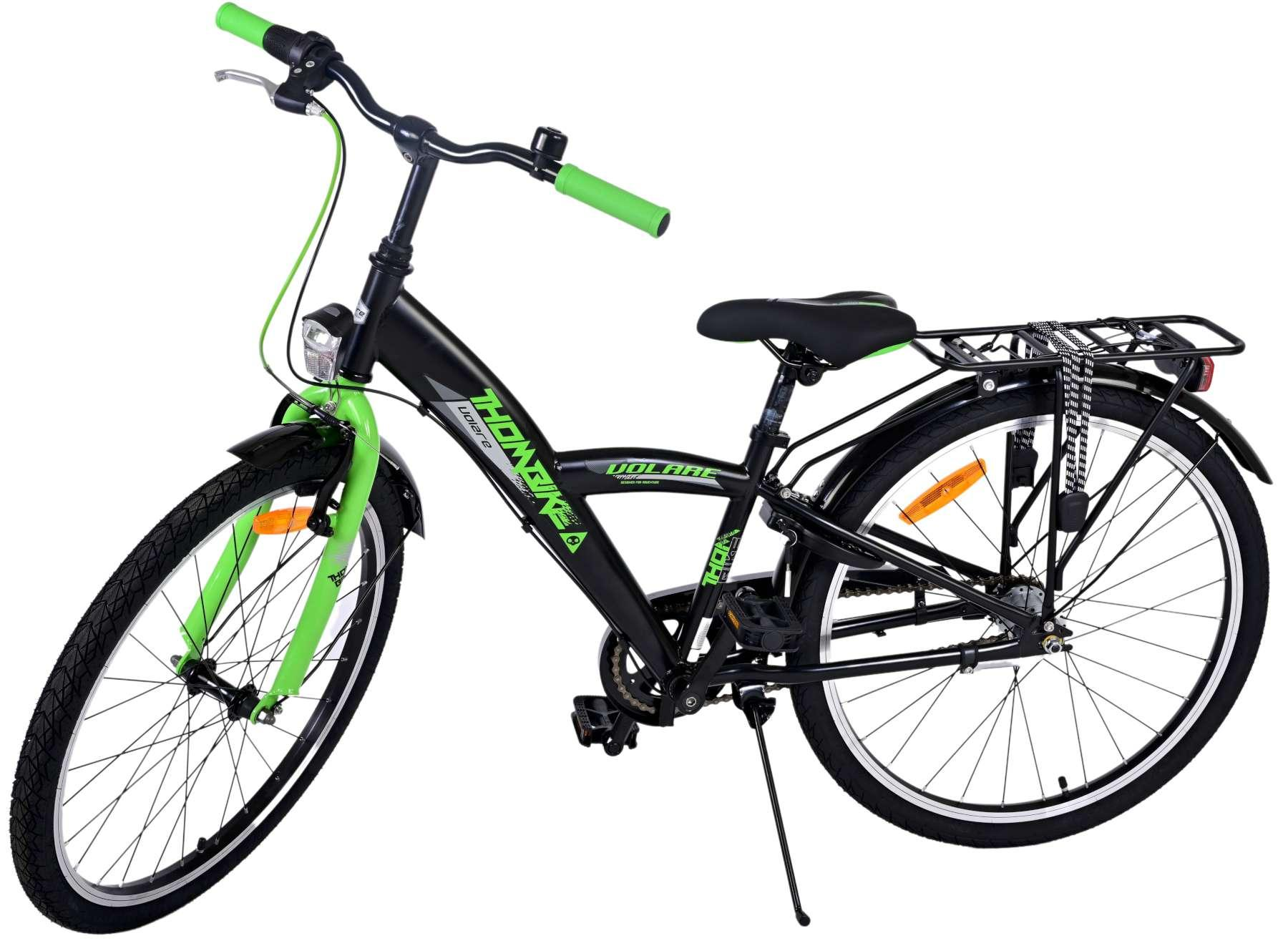Ein schwarz-grünes Fahrrad, von der Seite betrachtet, mit einem Korb hinten.