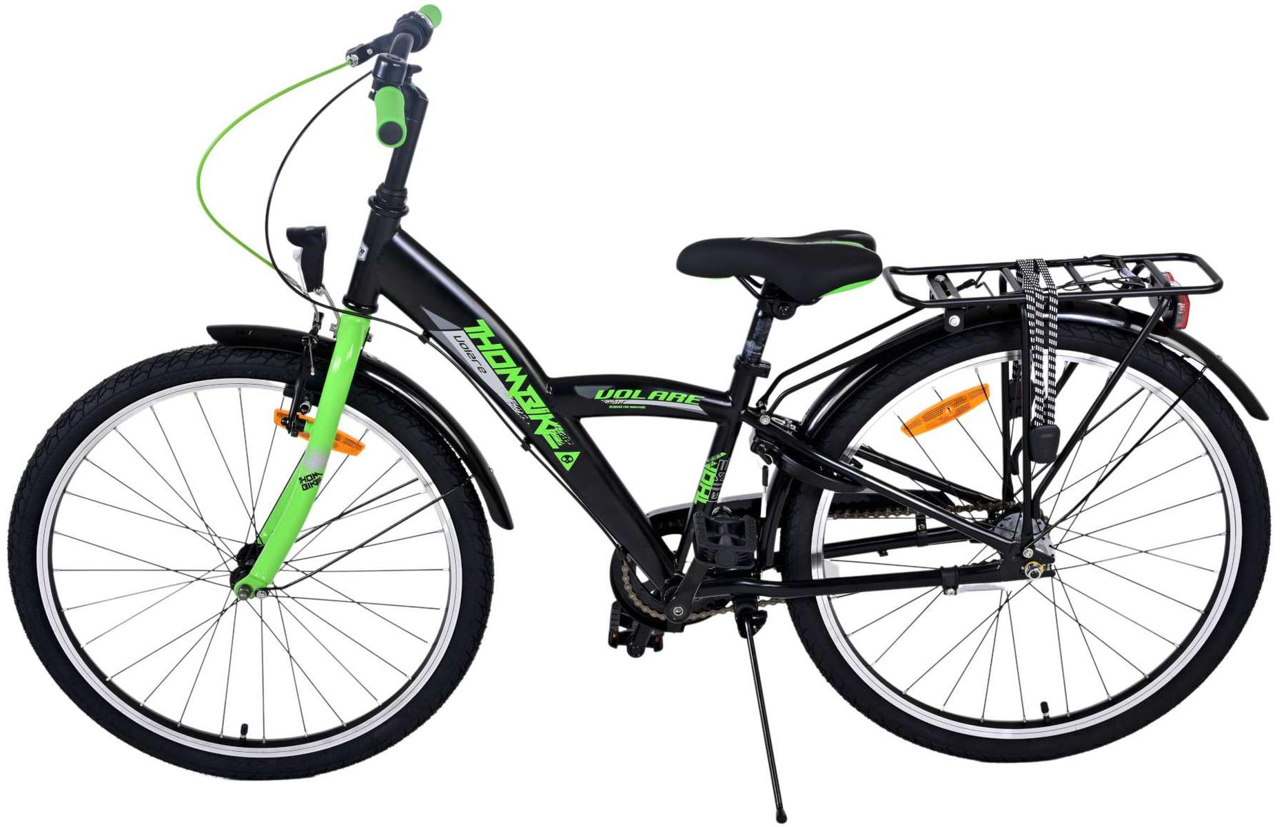 Ein schwarzes Fahrrad mit grünen Akzenten. Es hat einen schwarzen Gepäckträger hinten.