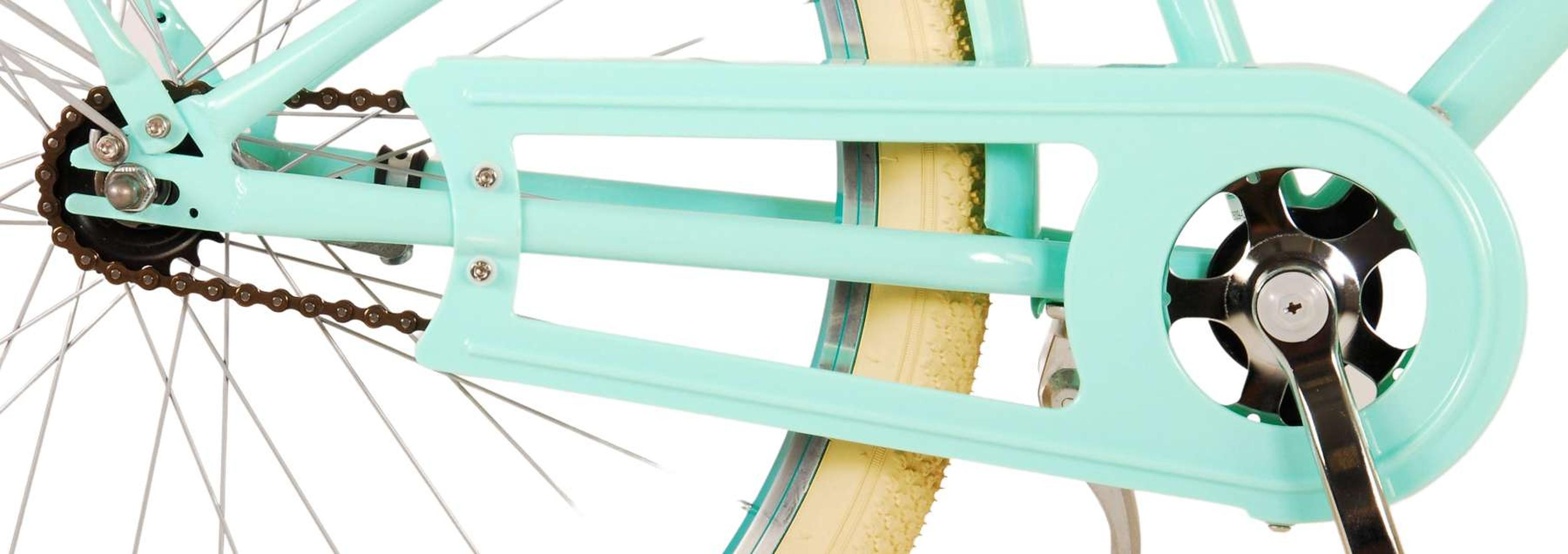 Ein hellblaues Fahrrad mit Kettenschutz und Kette sowie einem Reifen und dem Rahmen des Fahrrads.
