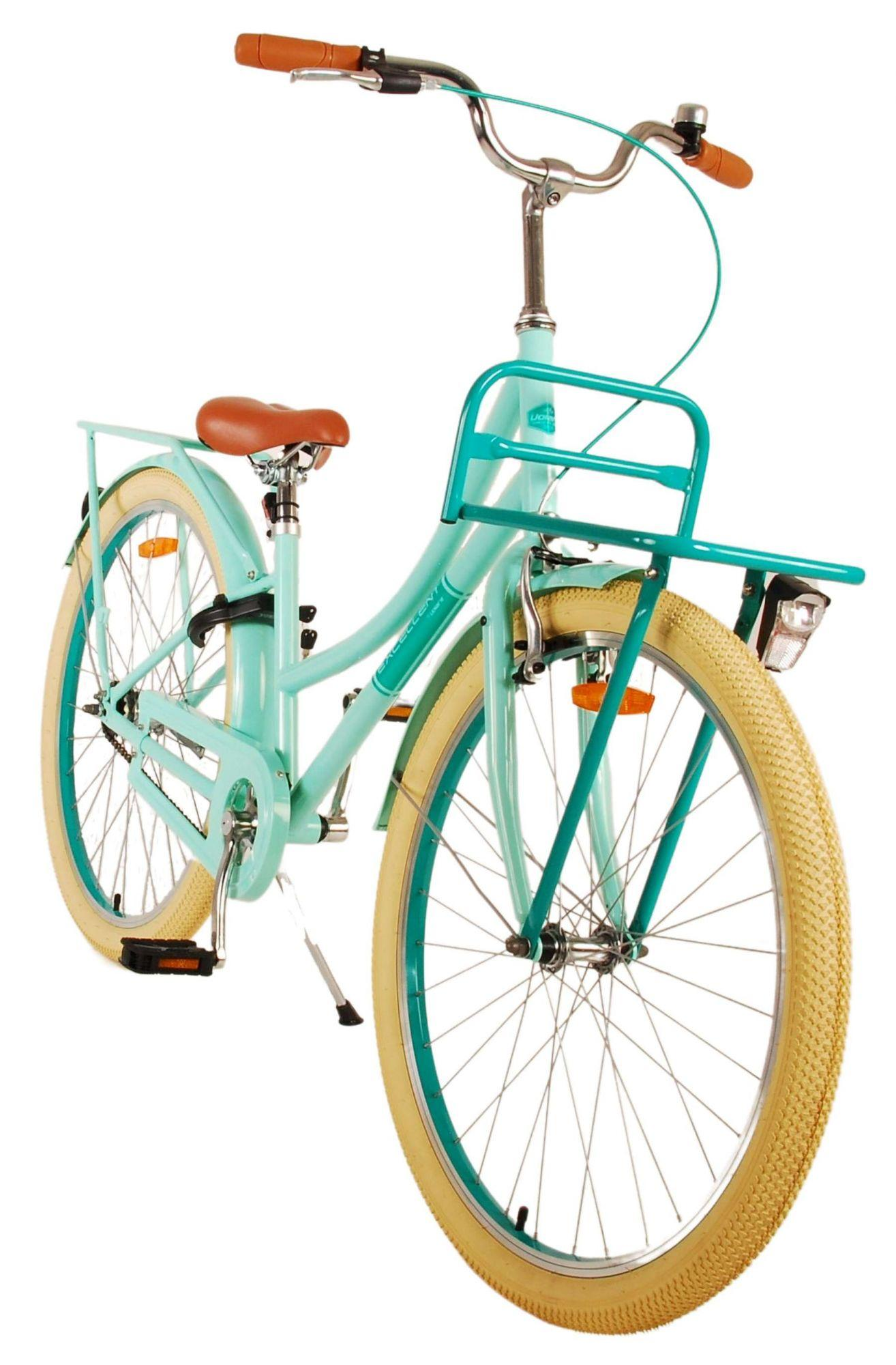 Türkisfarbenes Fahrrad mit beigefarbenen Reifen und Frontgepäckträger. Braune Lenker und Sattel.