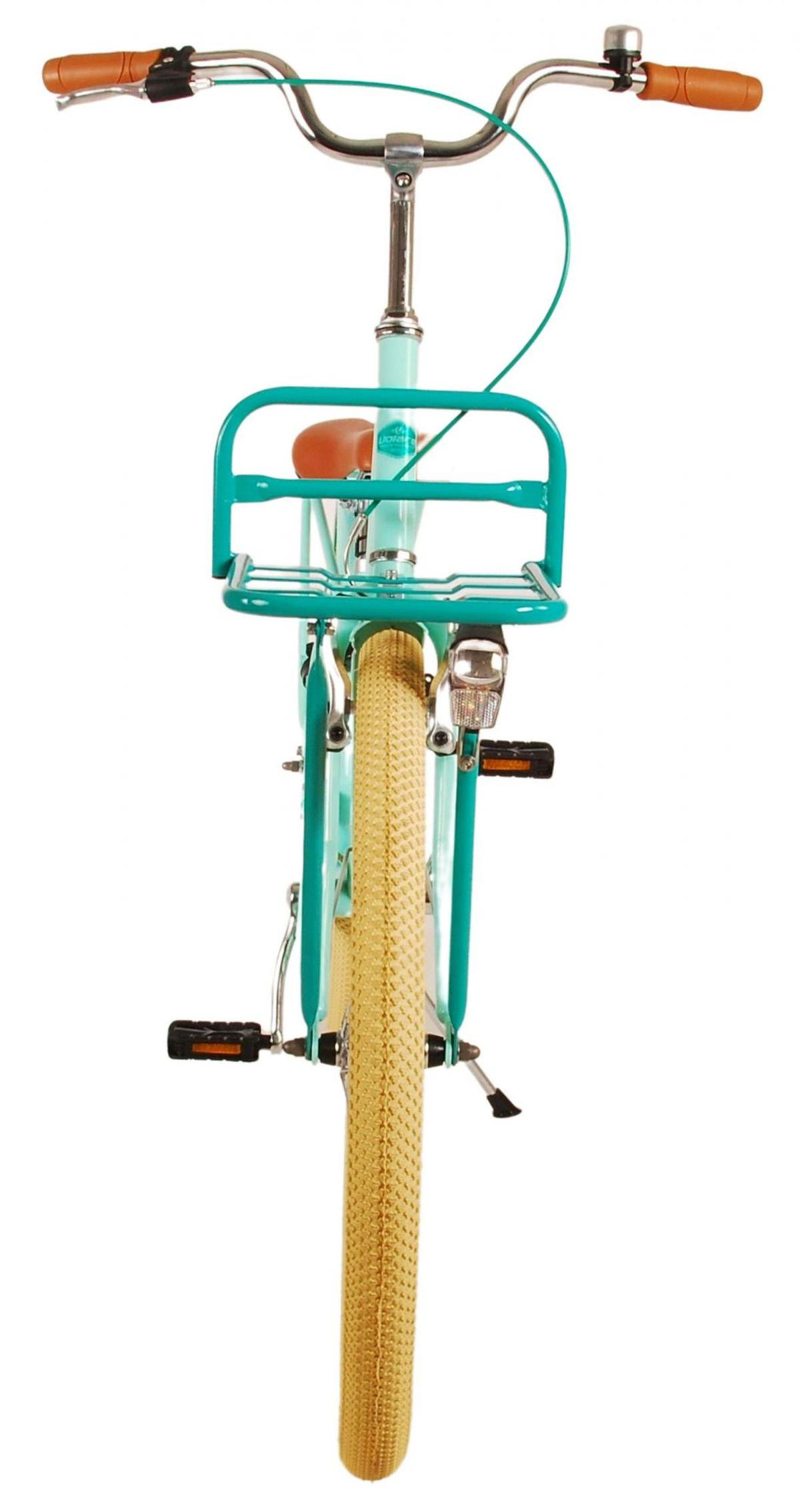 Grünes Fahrrad mit Korb und braunem Lenker. Vorderansicht. Beige Reifen und Klingel.