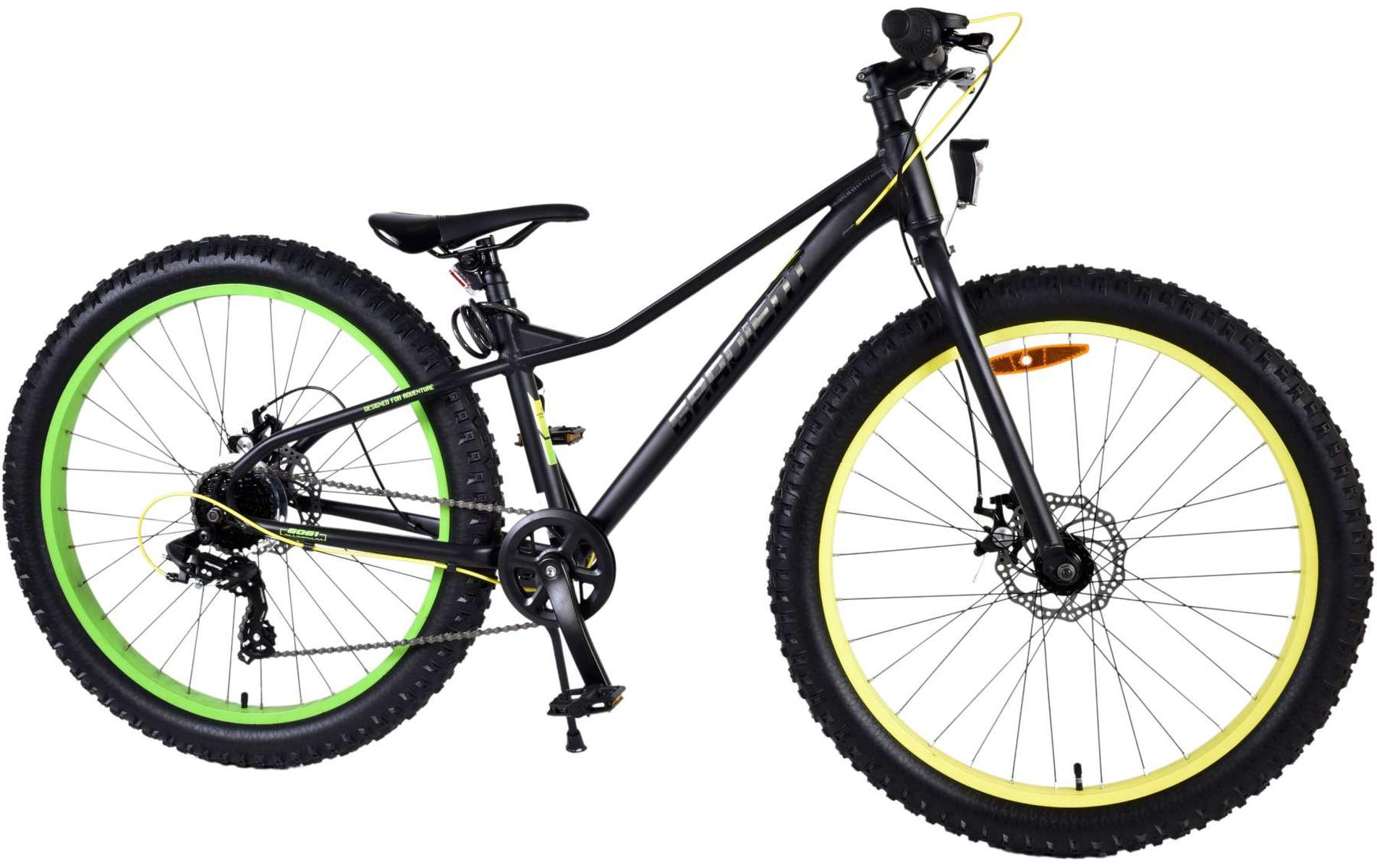 Schwarzes Fahrrad mit grünen Felgen und Reifen. Das Fahrrad hat eine gelbe Vorderradgabel und ein kleines Licht.