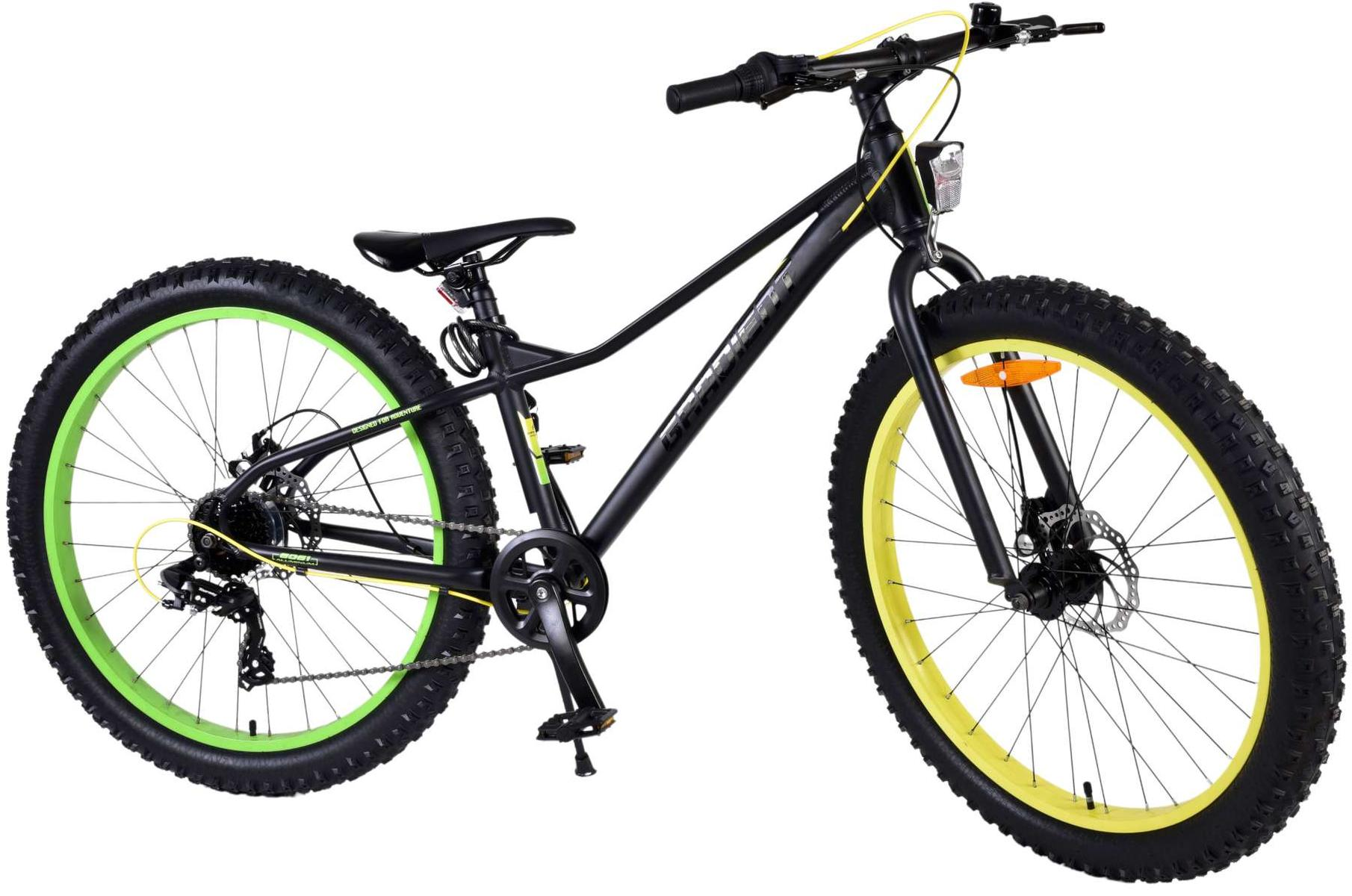 Schwarzes Fahrrad mit grünen Felgen und gelben Reifen, schwarzer Rahmen, Licht.