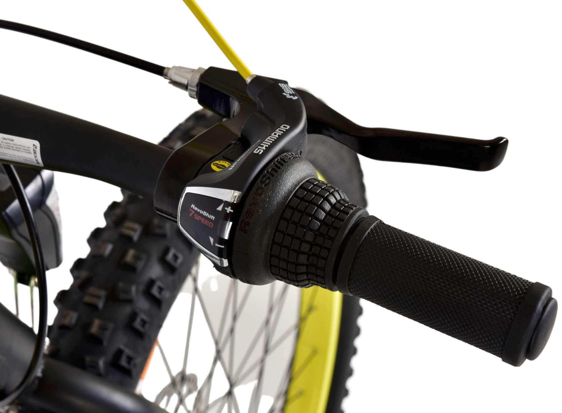 Nahaufnahme von schwarzen Fahrradlenkern mit Bedienelementen. Weißer Hintergrund.