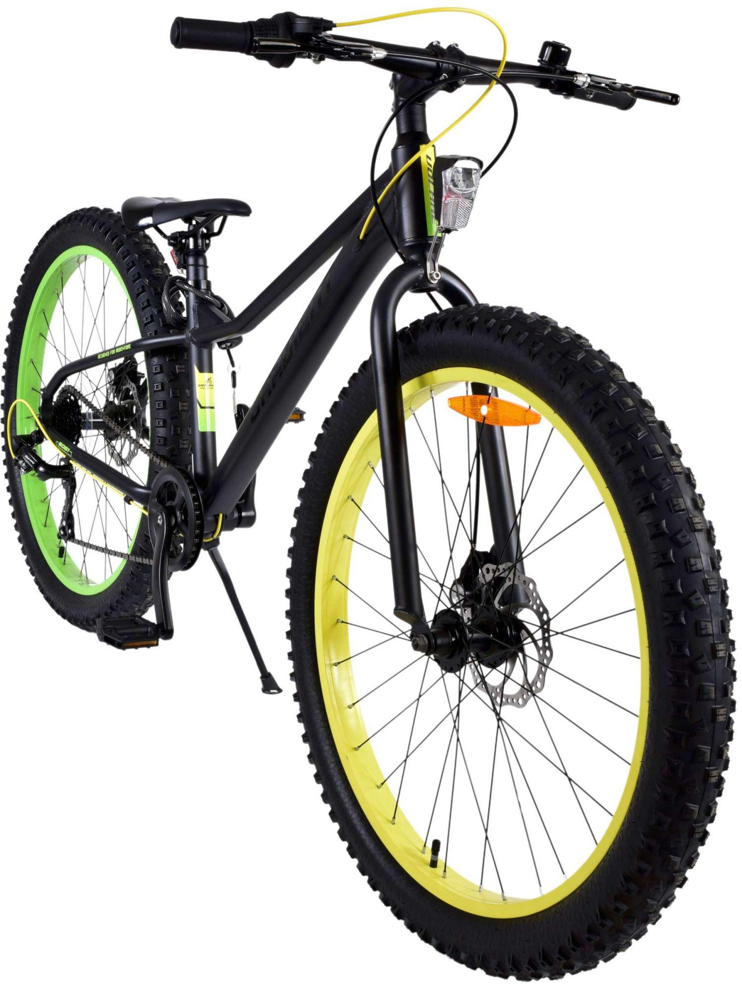 Ein schwarzes Fatbike mit gelben Felgen und grünen Reifen. Der Hintergrund ist schlicht weiß.