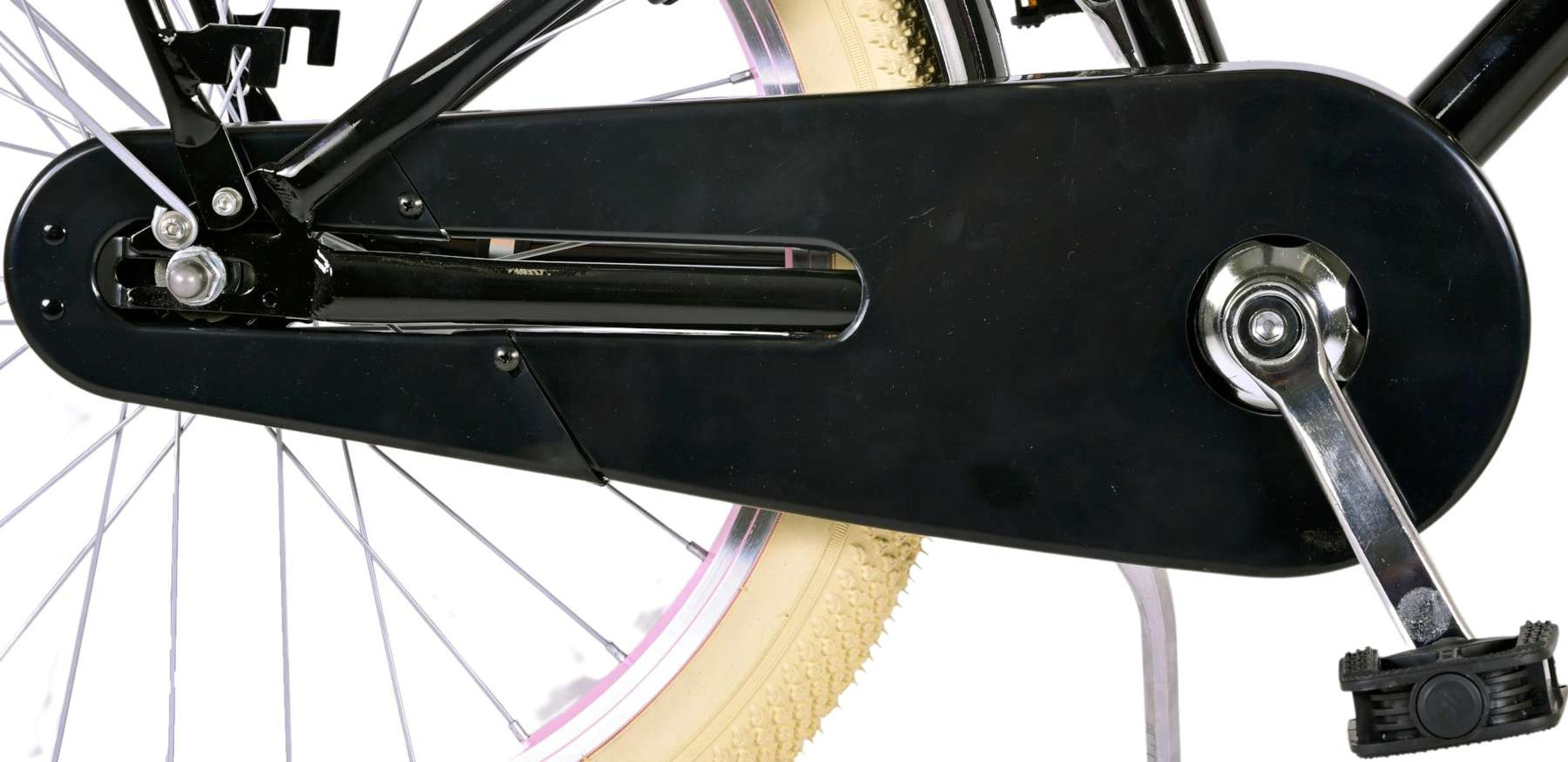 Ein schwarzer Fahrrad-Kettenschutz und -Rad. Der Schutz bedeckt die Kette und ist am Fahrradrahmen befestigt.