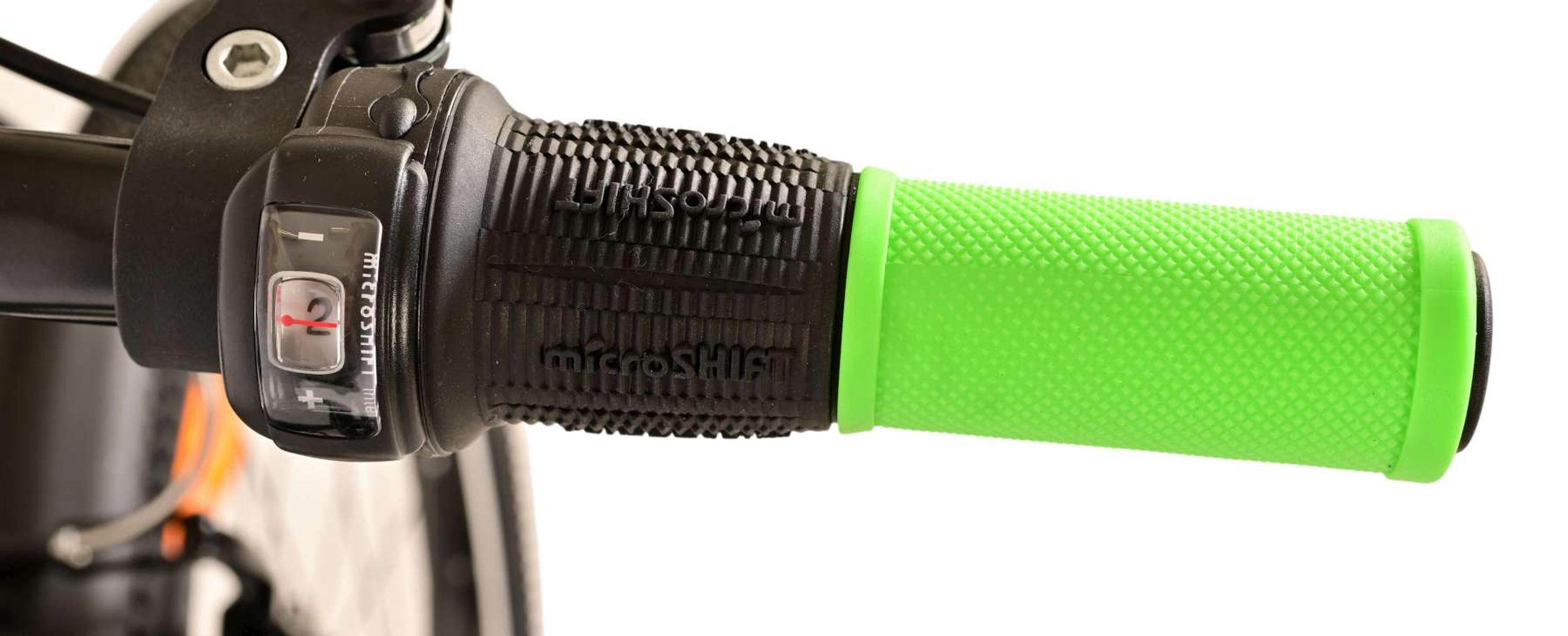 Nahaufnahme des Fahrradlenkers mit schwarzem und grünem Griff, mit einem Gangschalter.