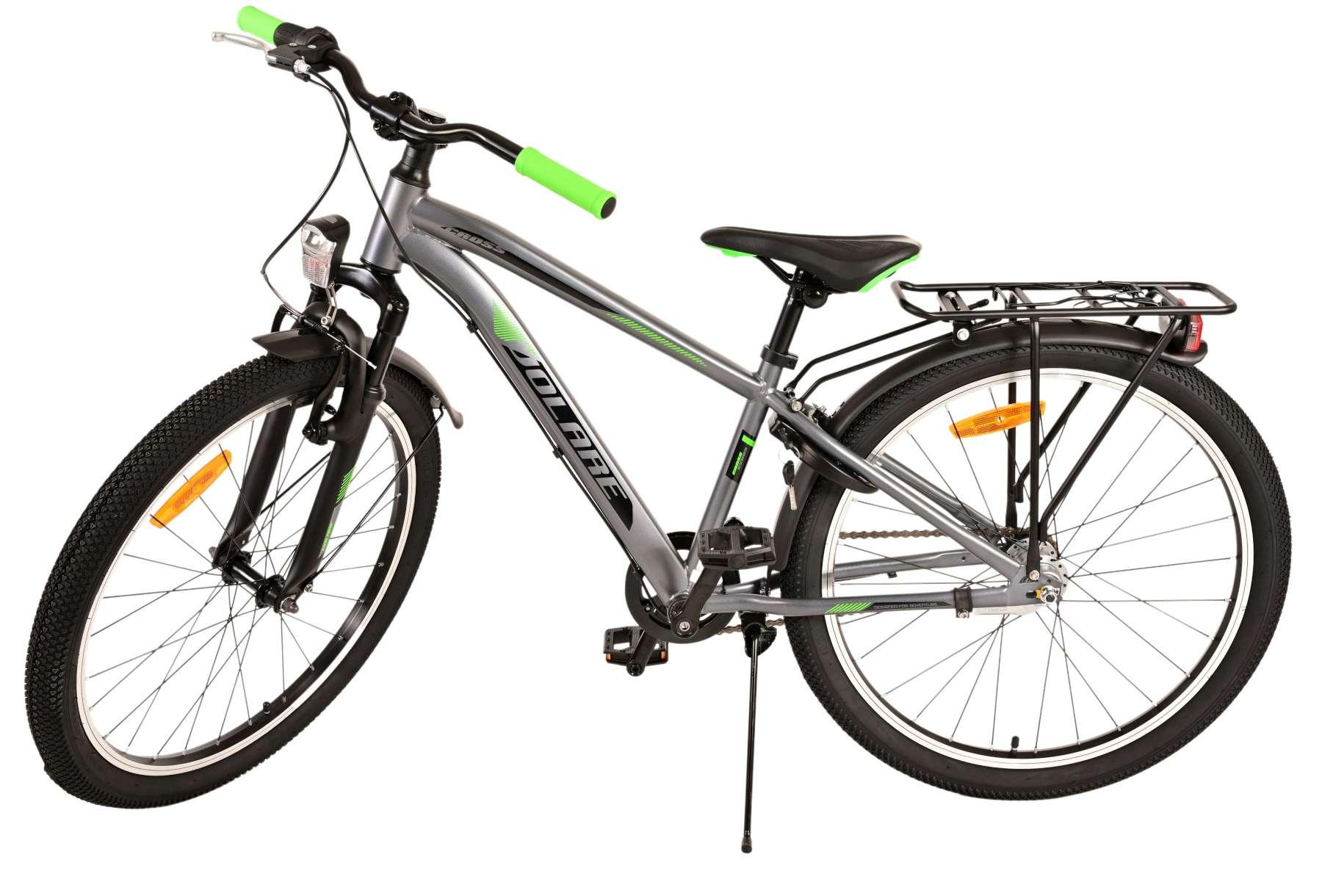 Graues Fahrrad mit grünen Akzenten, von der Seite betrachtet. Schwarze Reifen, ein Gepäckträger und ein Ständer sind sichtbar.