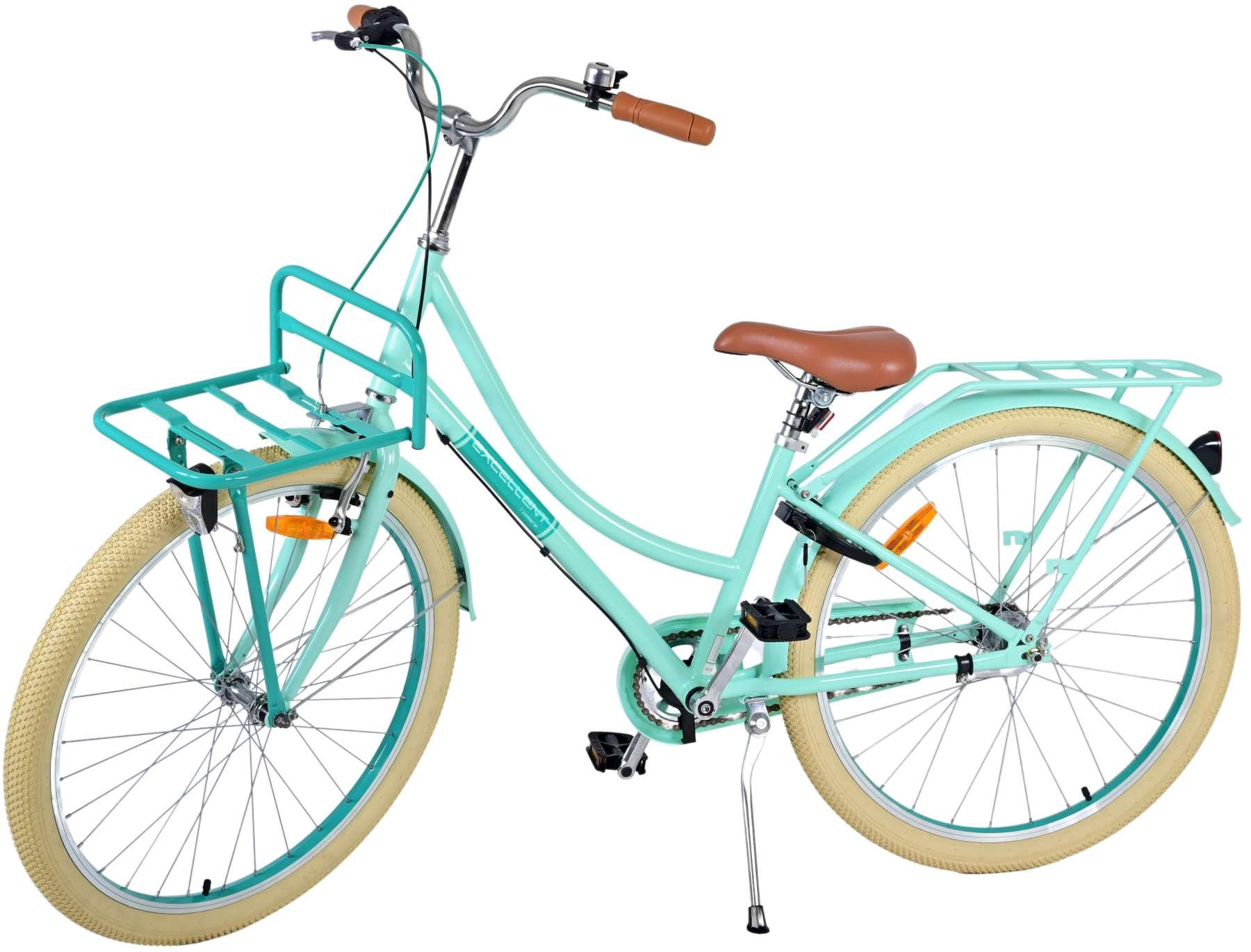 Ein mintgrünes Vintage-Fahrrad mit Korb, braunem Sitz und cremefarbenen Reifen auf weißem Hintergrund.