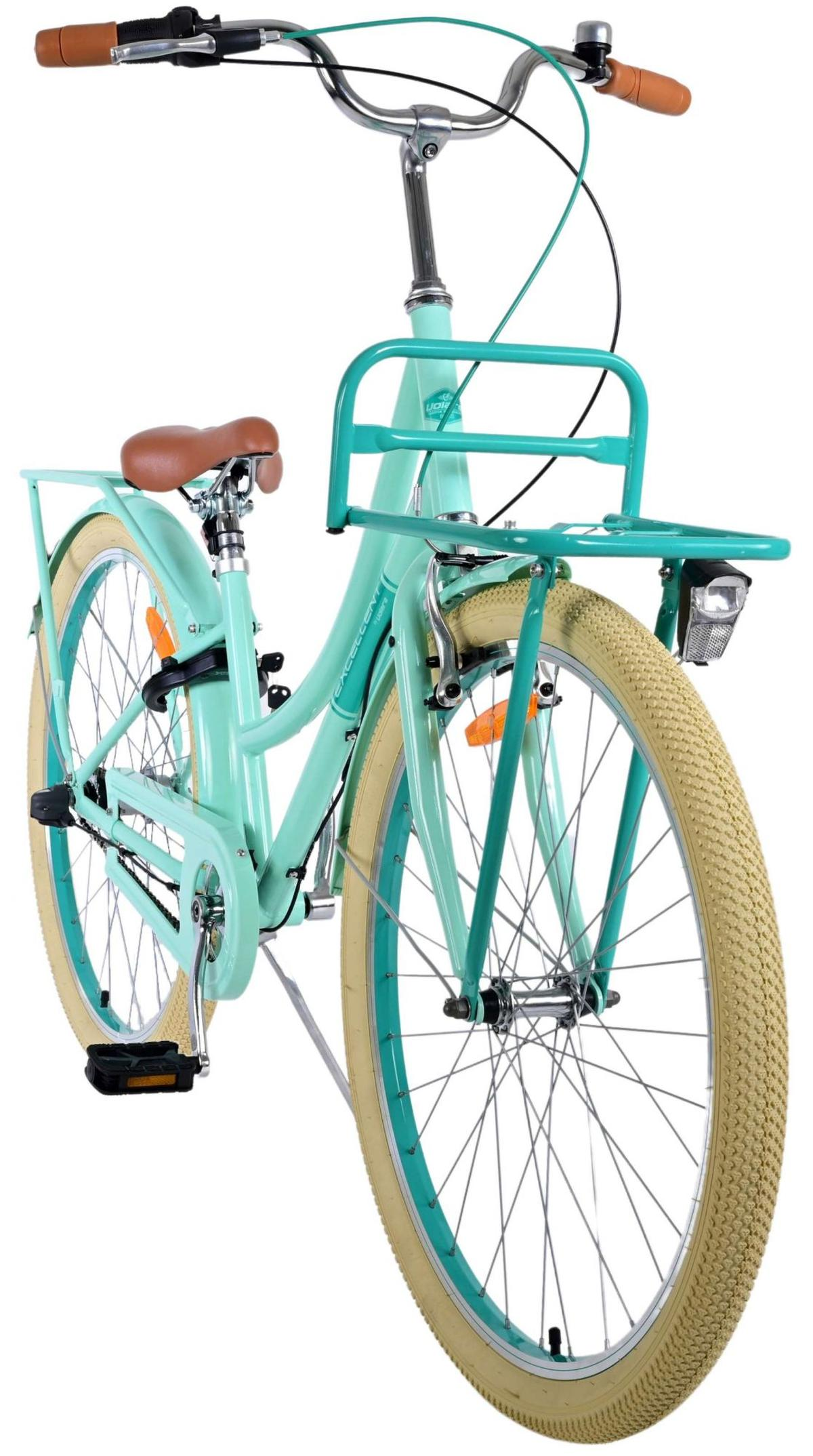 Ein türkisblaues Fahrrad mit braunen Details, von vorne gesehen. Es hat einen Korb und einen Gepäckträger.