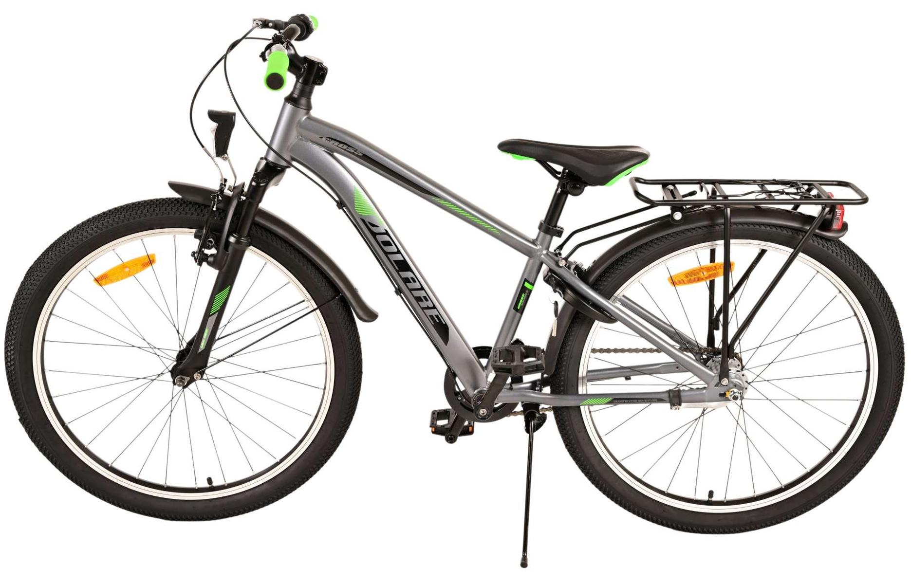 Graues Fahrrad mit schwarzen Reifen, grünen Akzenten und Gepäckträger. Seitenansicht auf weißem Hintergrund.