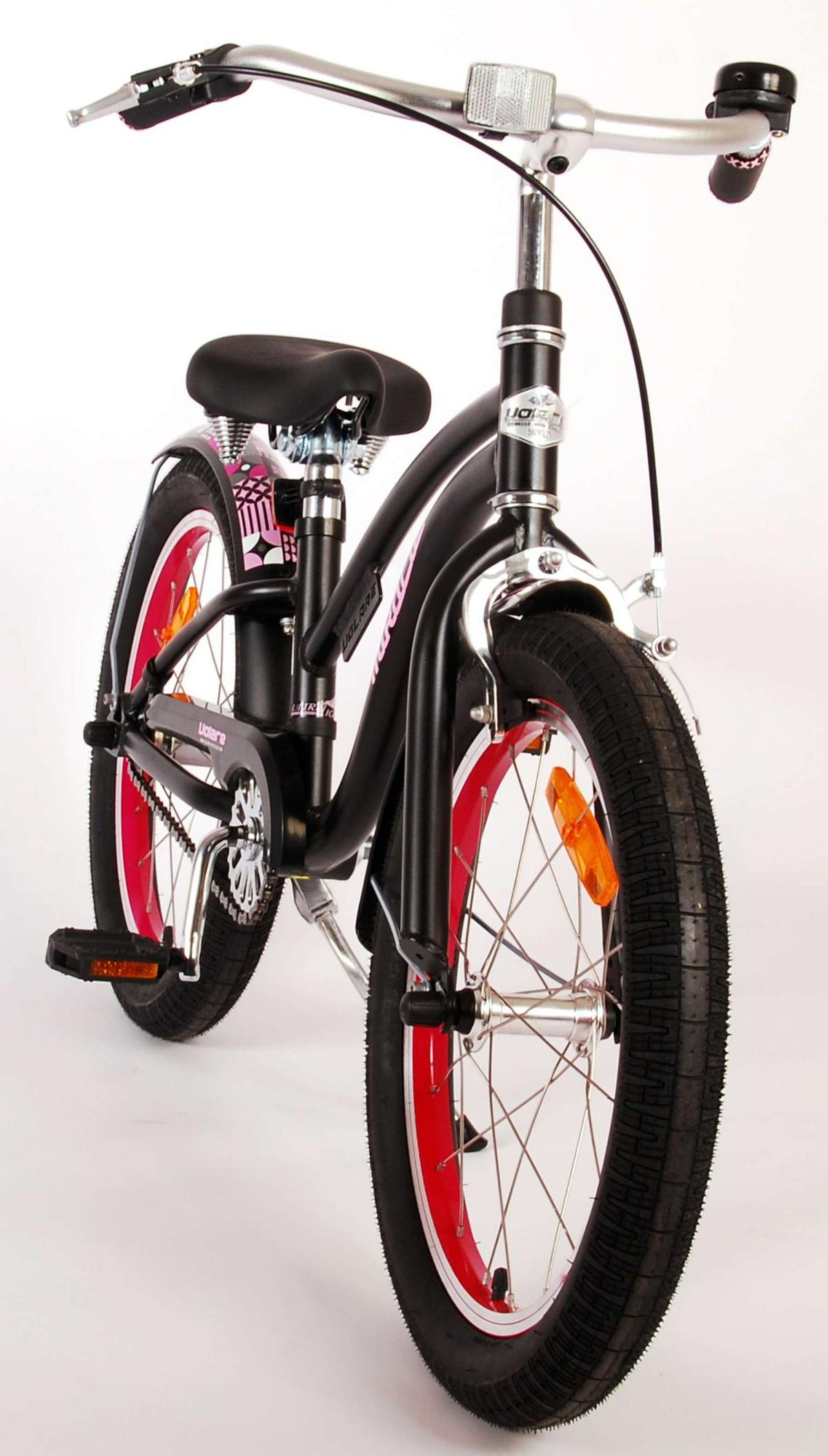 Schwarzes Fahrrad mit rosa und roten Akzenten. Mit schwarzem Sitz und Fahrradkorb.