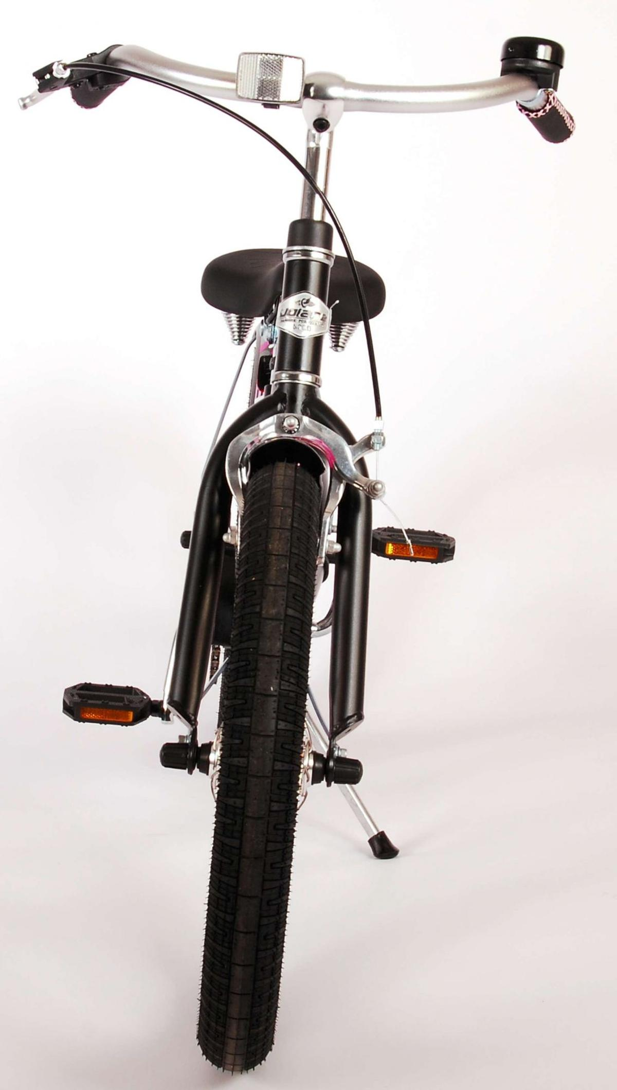 Vorderansicht eines Fahrrads, schwarz mit silbernem Lenker. Der Reifen ist schwarz, mit orangefarbenen Pedalen.