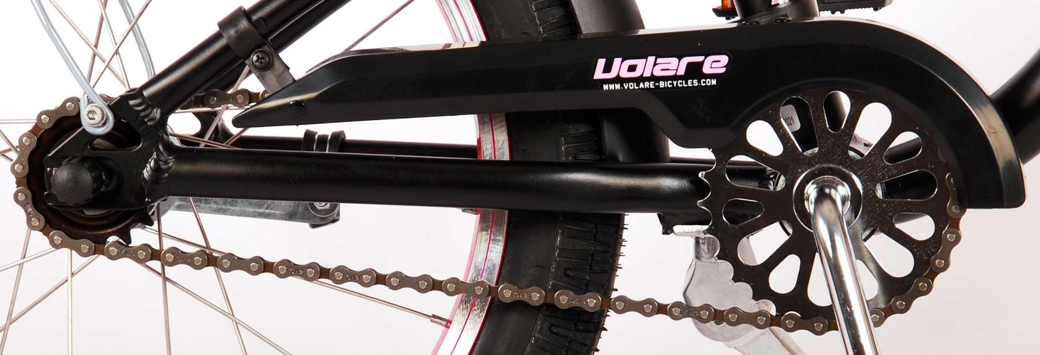 Schwarze Fahrradteile, Kette und Getriebe. Schwarzer Kettenschutz mit 'Volare' Logo. Weißer Hintergrund.