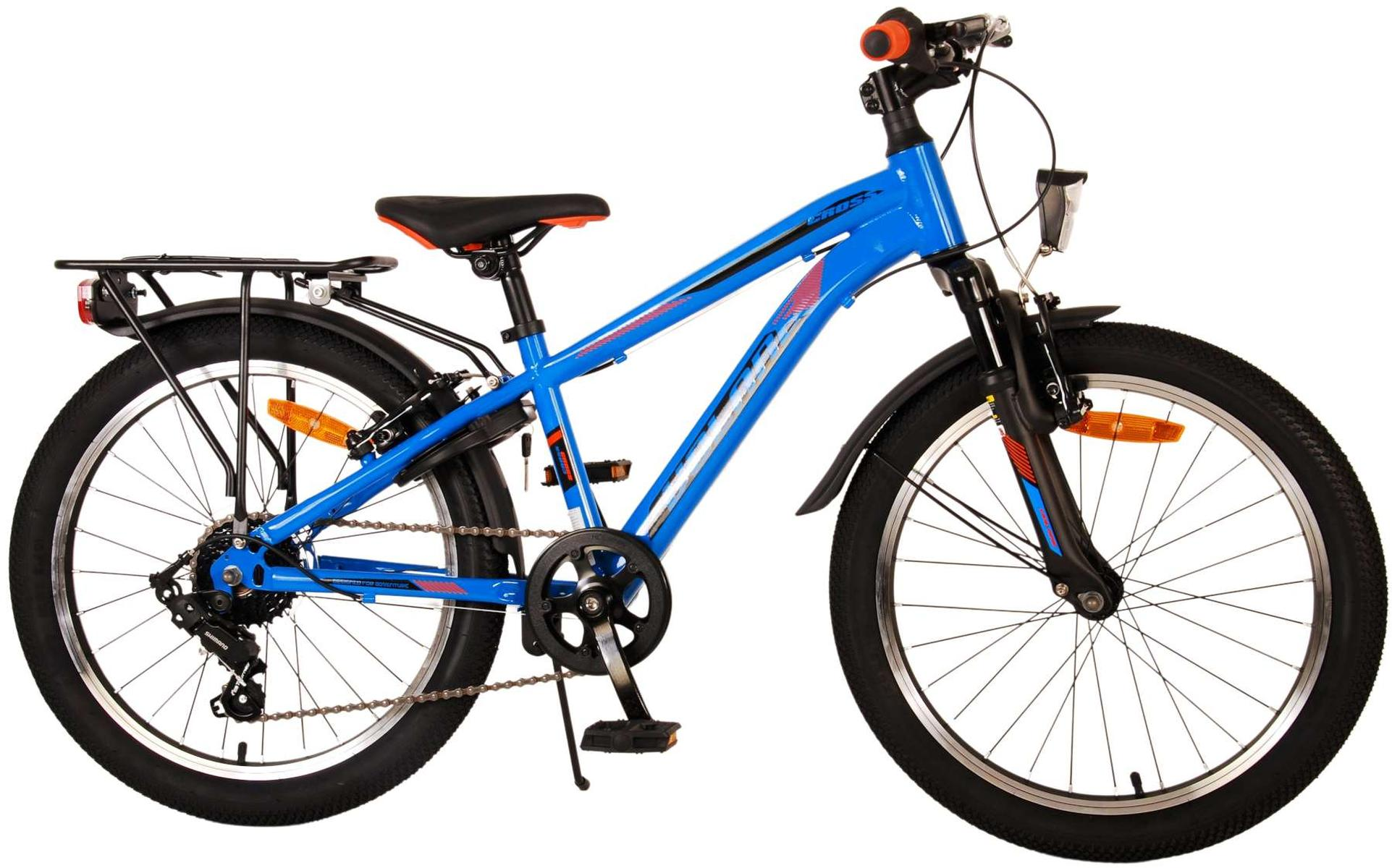 Ein blaues Mountainbike von der Seite. Es hat schwarze Reifen, einen Gepäckträger und orange Lenkergriffe.