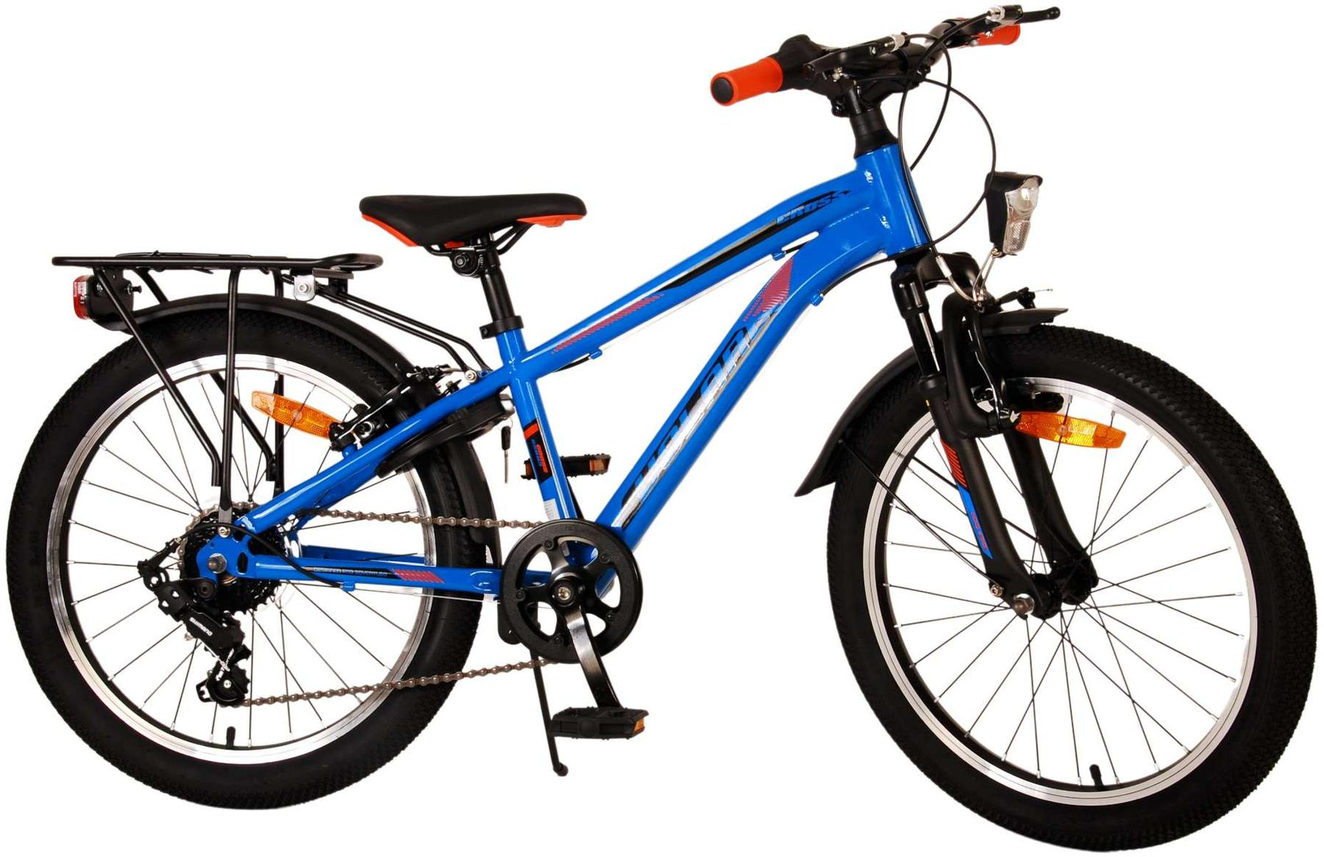 Blaues Fahrrad mit schwarzen Reifen, orangefarbenen Akzenten und Gepäckträger.