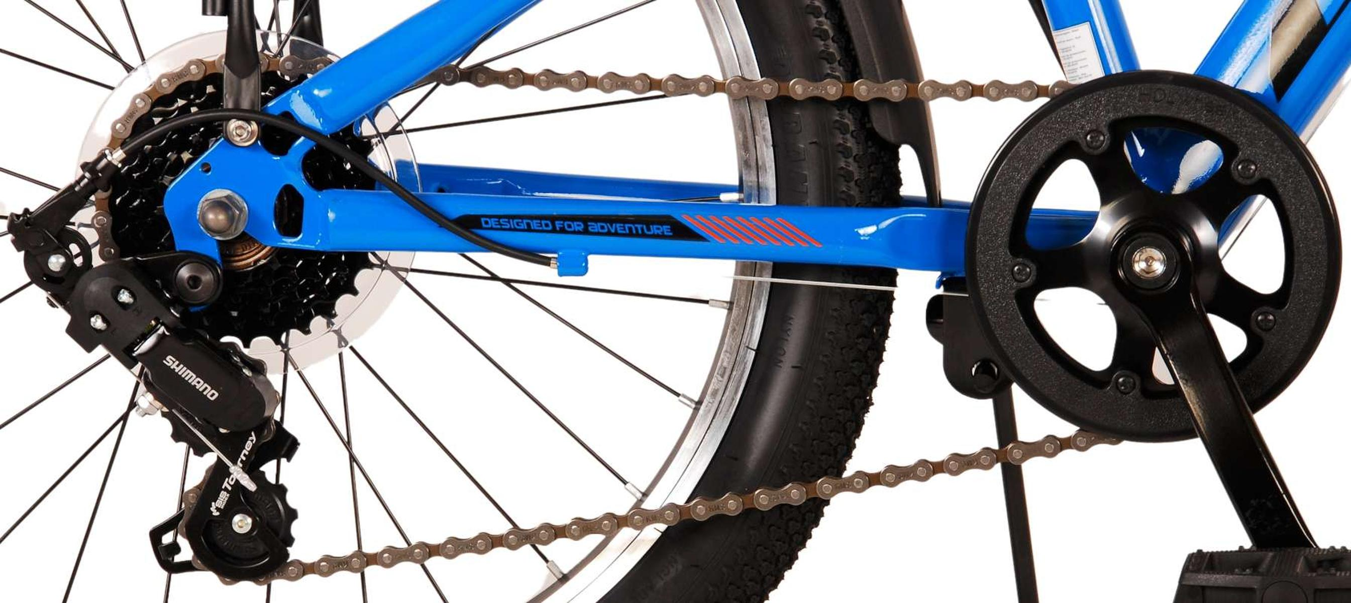 Nahaufnahme von Hinterrad und Gangschaltung eines Fahrrads. Blauer Rahmen, schwarzer Reifen und Shimano-Komponenten.