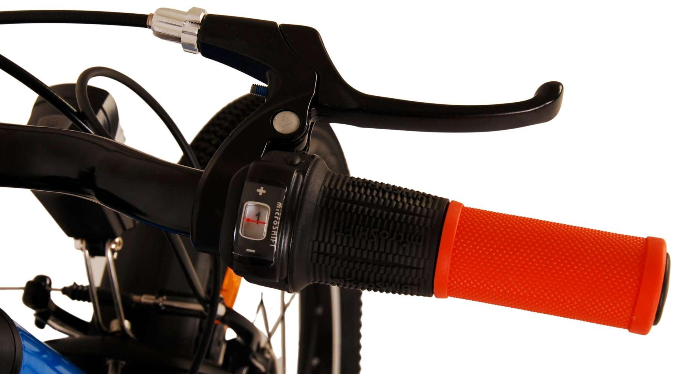 Nahaufnahme eines Fahrradlenkers mit orangefarbenem Griff und Gangschaltung.