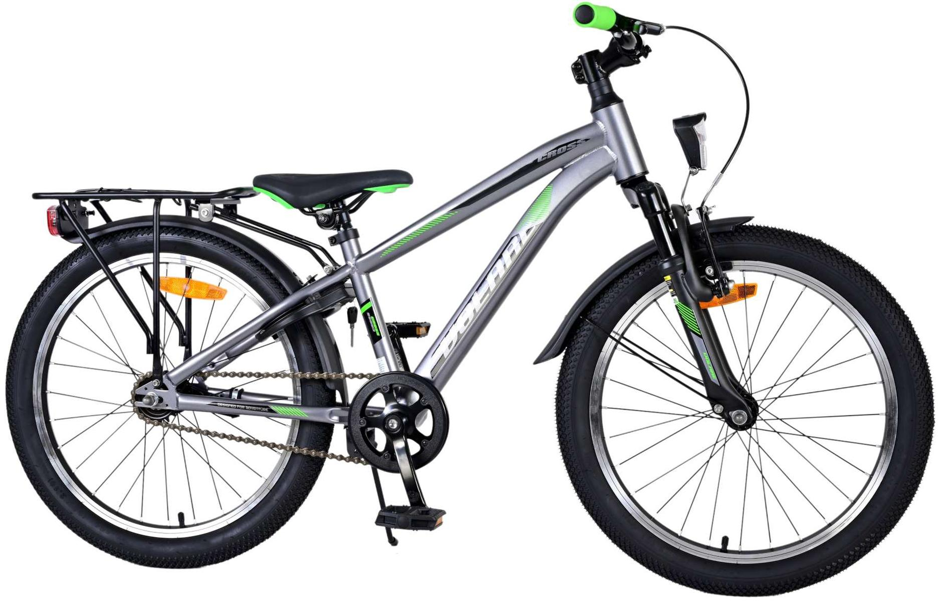 Graues Kinderfahrrad. Grüne Akzente auf weißem Hintergrund. Schwarze Reifen und Gepäckträger.