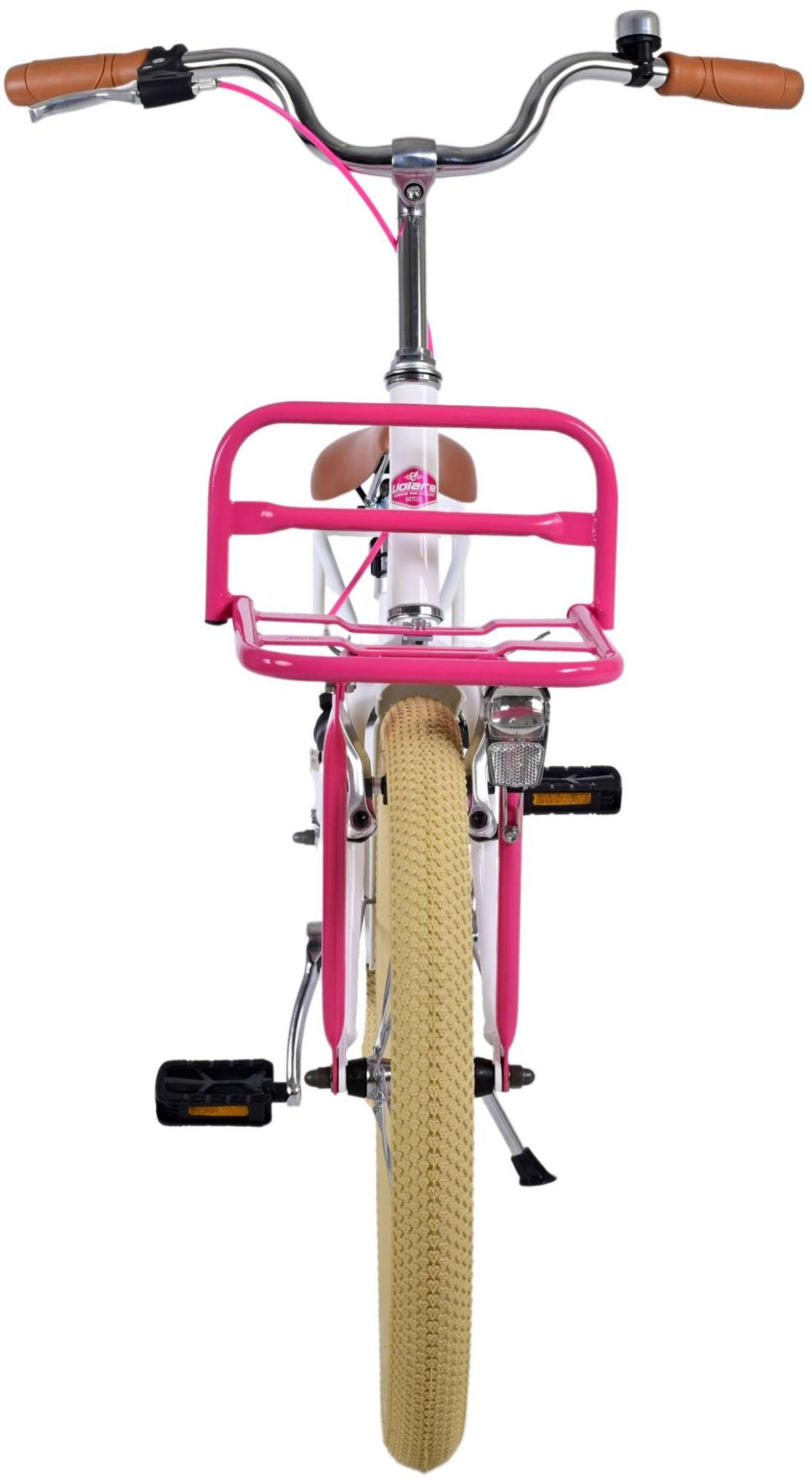Ein weißes Fahrrad mit einem rosa-weißen Korb, einem rosafarbenen Frontgepäckträger und einem beigen Reifen.