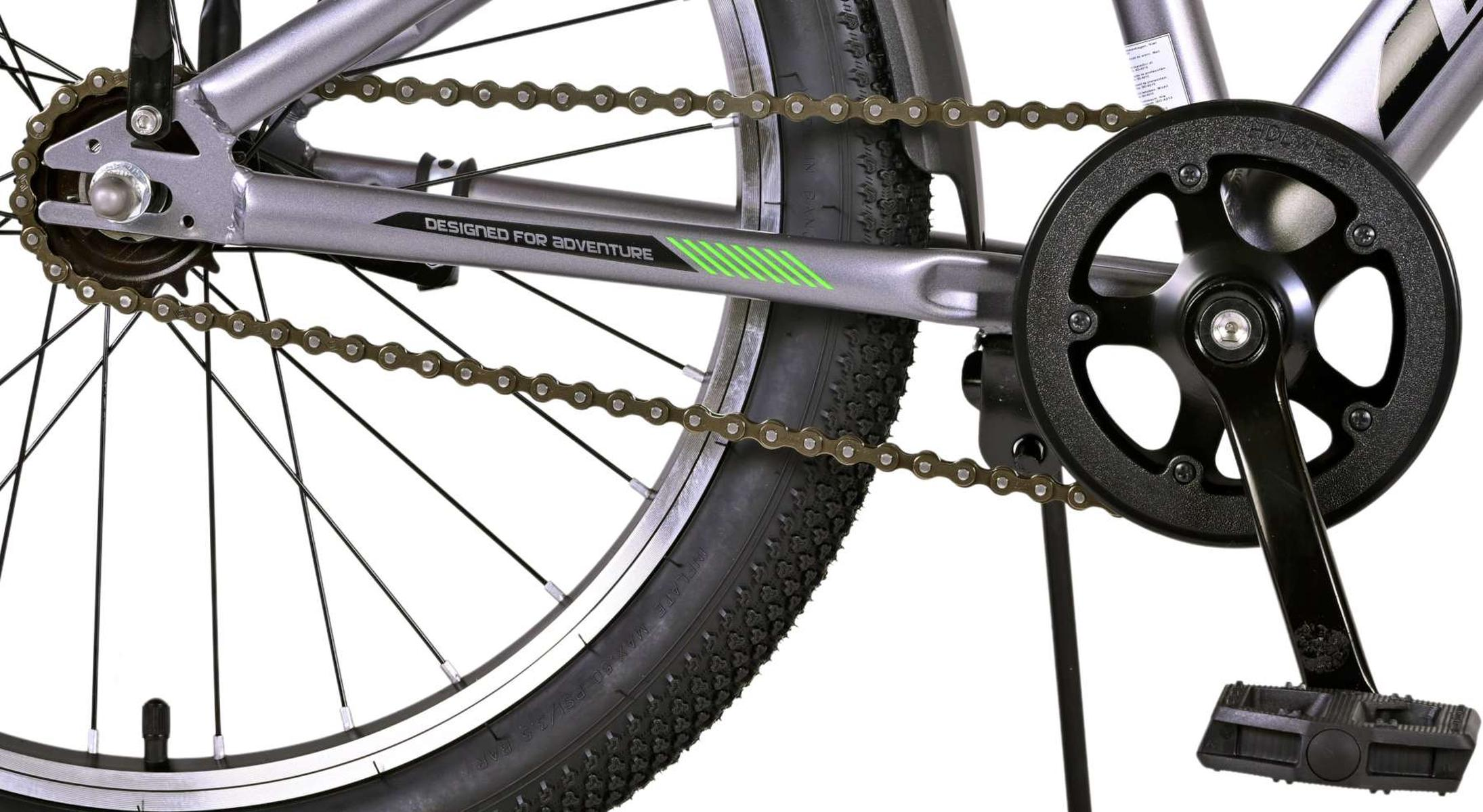 Der Hinterradbereich eines silbernen Fahrrads mit Kette und Pedalen.