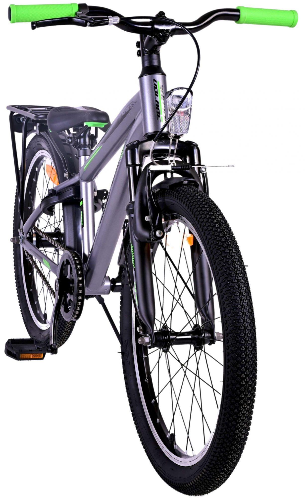 Silbernes Fahrrad, Frontansicht, schwarzer Reifen, grüner Lenker.