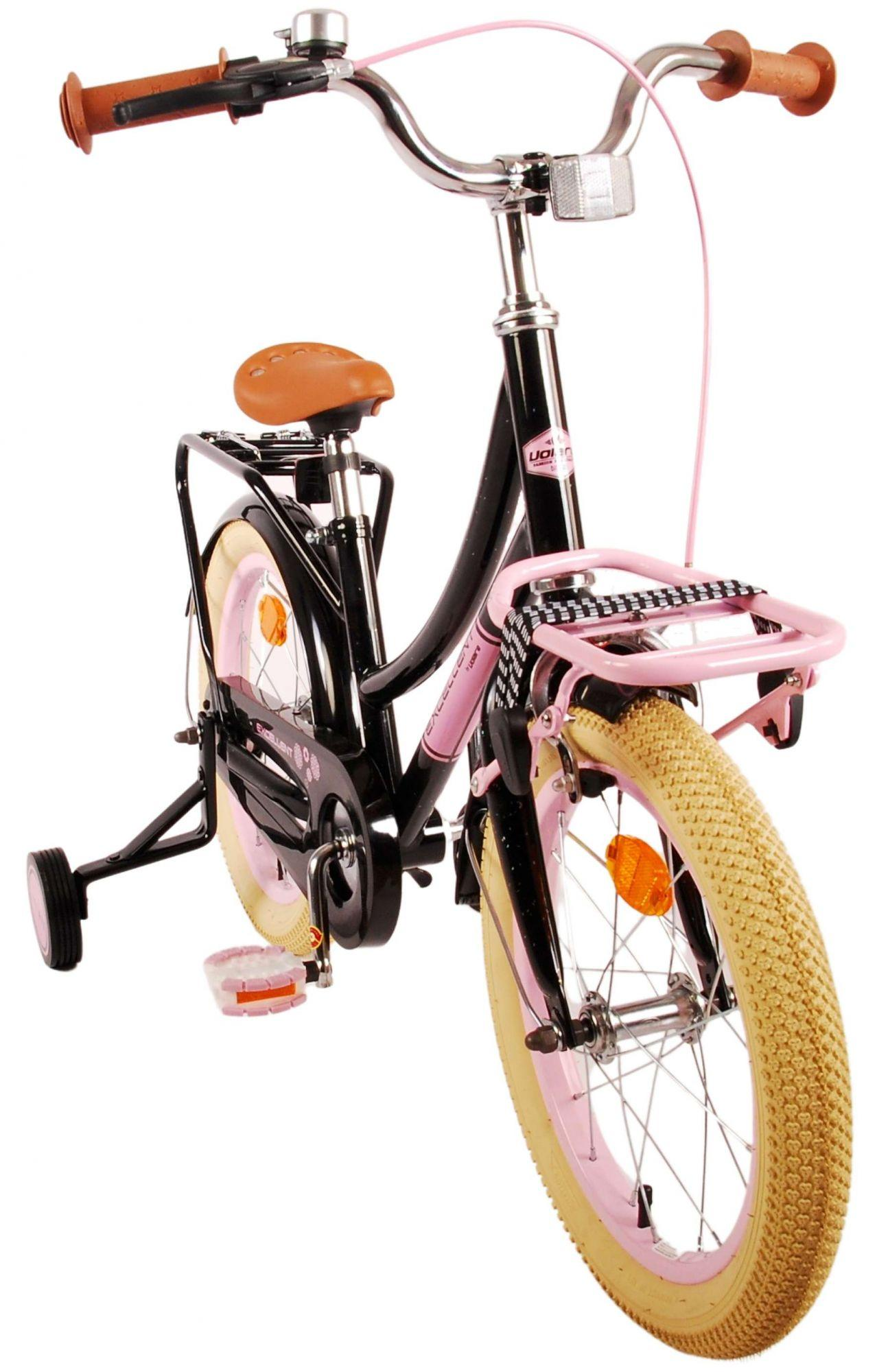 Ein schwarzes Fahrrad mit rosa Akzenten, Stützrädern und einem braunen Sitz. Hat einen Frontkorb.