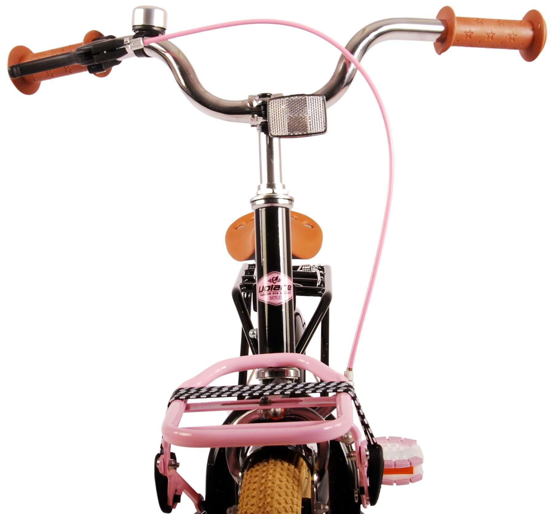 Nahaufnahme eines rosa Fahrrades mit braunem Sattel und Korb sowie Klingel.
