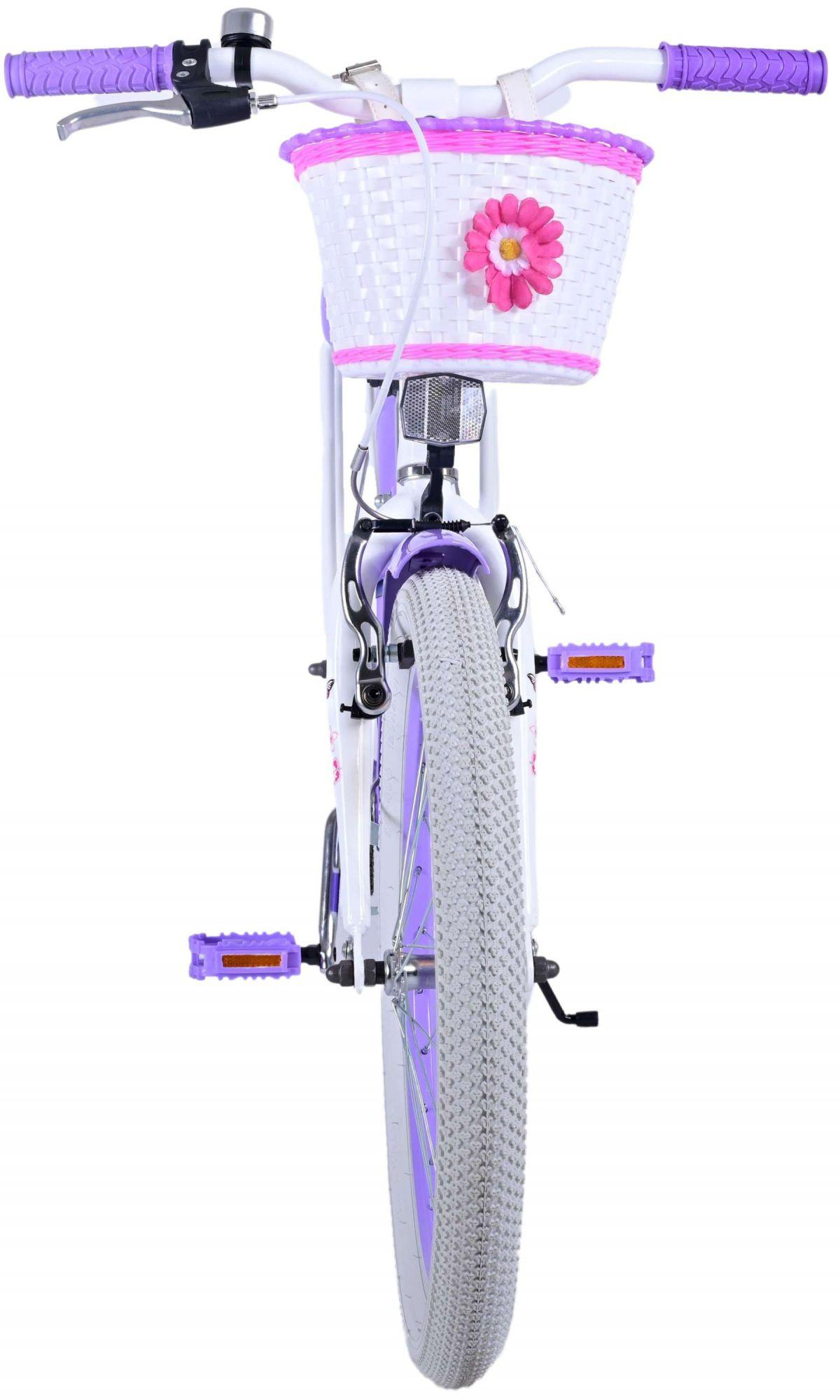 Lila-weißes Fahrrad, Frontansicht, mit Korb und Blumen.