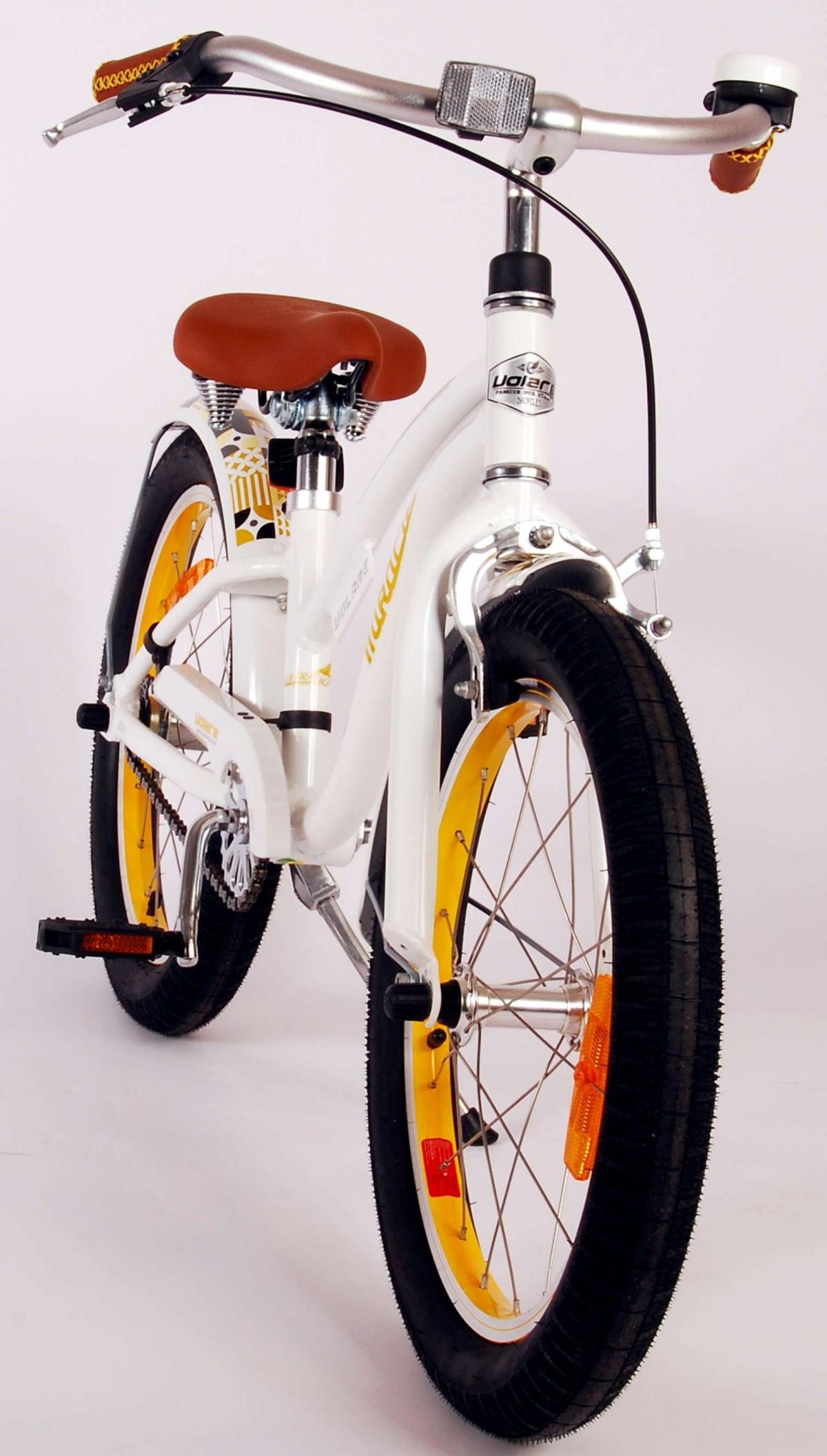 Weißes Fahrrad, Vorderansicht. Brauner Sattel und Lenker. Gelbe Akzente auf den Rädern. Weißer Hintergrund.