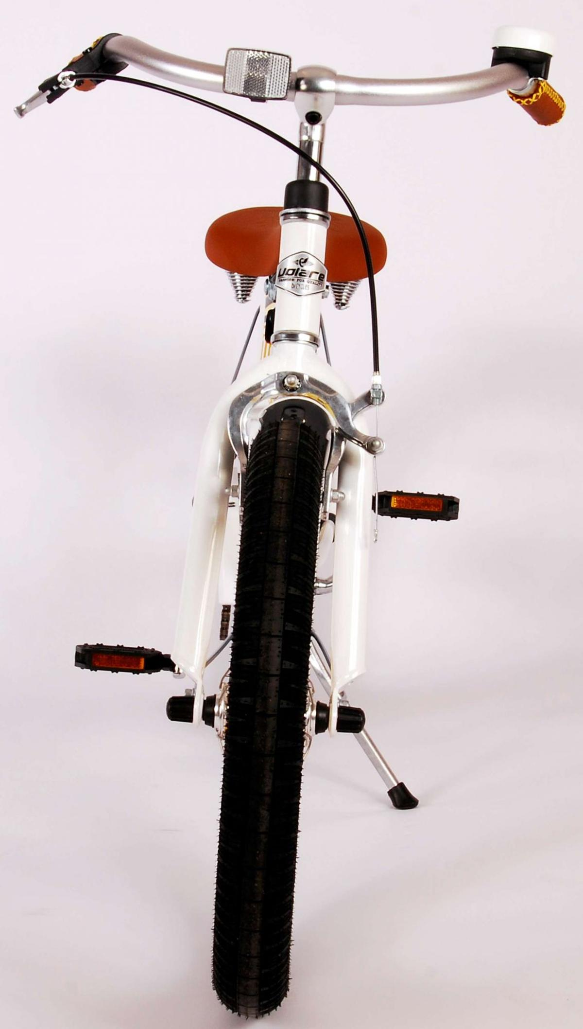 Weißes Vintage-Fahrrad, Frontansicht. Schwarzer Reifen, brauner Sitz, Chromlenker, weißer Rahmen.