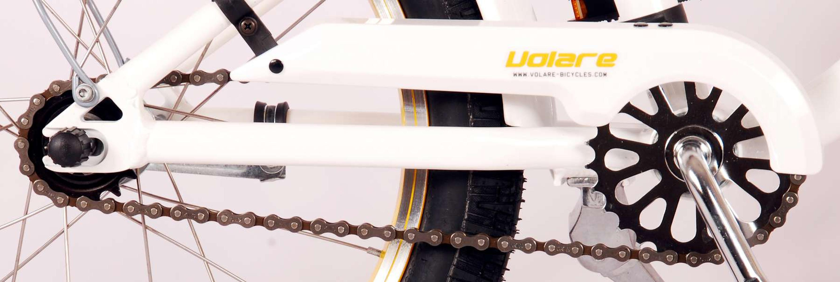 Nahaufnahme einer Fahrradkette und Zahnrädern. Das Fahrrad ist weiß. Die Kette ist dunkel und die Zahnräder sind schwarz.