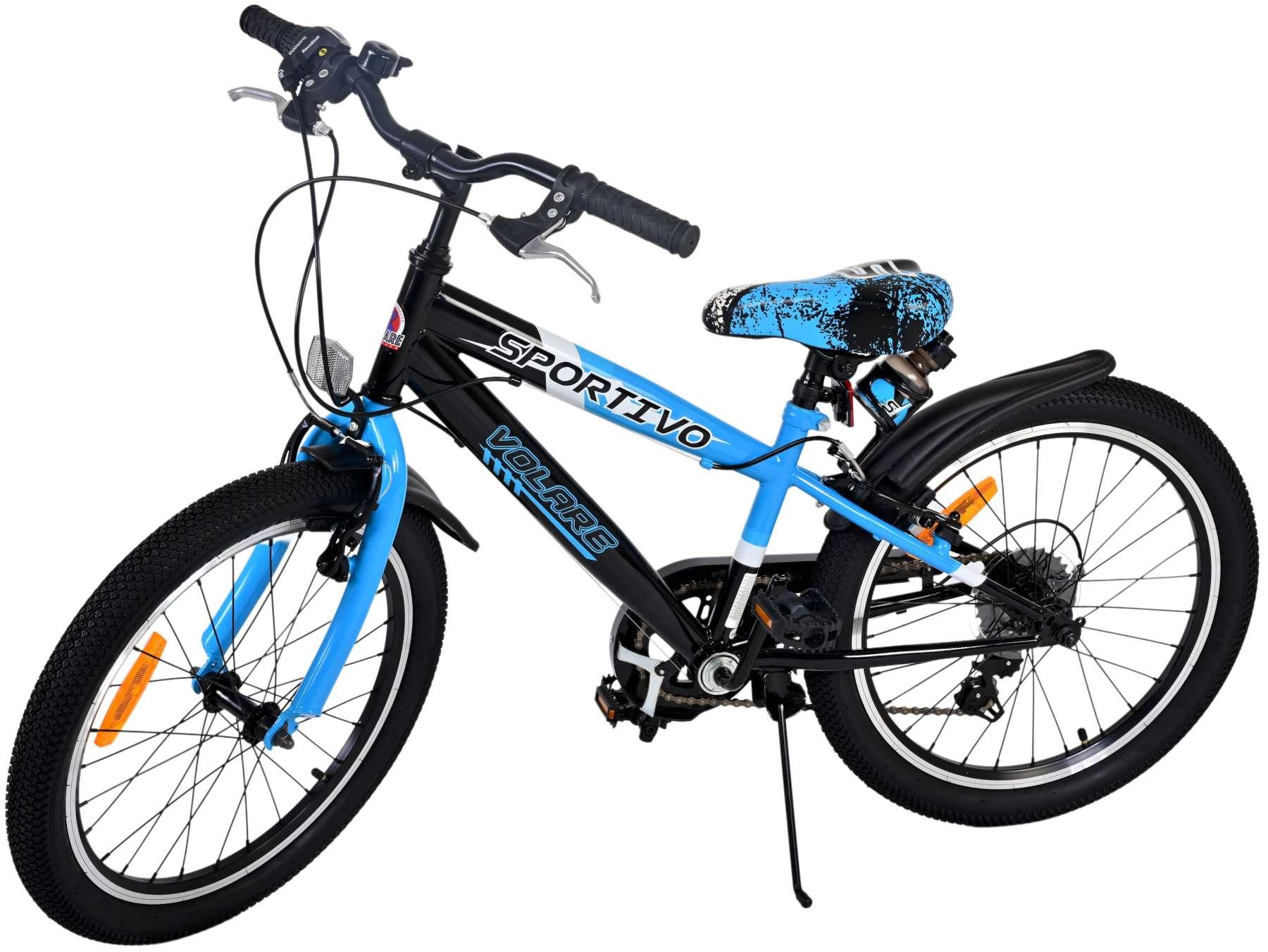 Schwarz-blaues Kinderfahrrad mit Stützrädern. Das Fahrrad hat Sportivo Schriftzug.