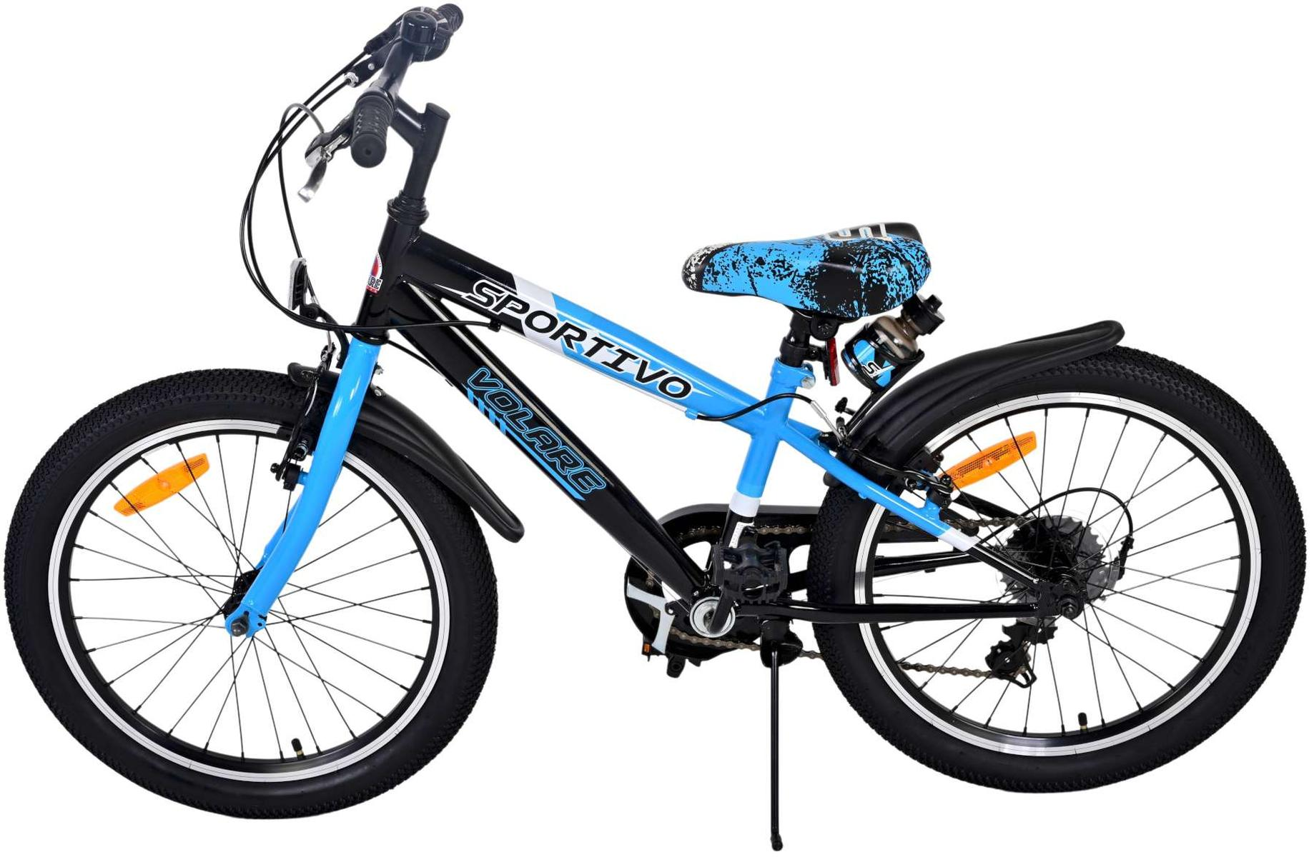 Blaues und schwarzes Fahrrad mit blauem Sitz, schwarzen Reifen und weißem Hintergrund.