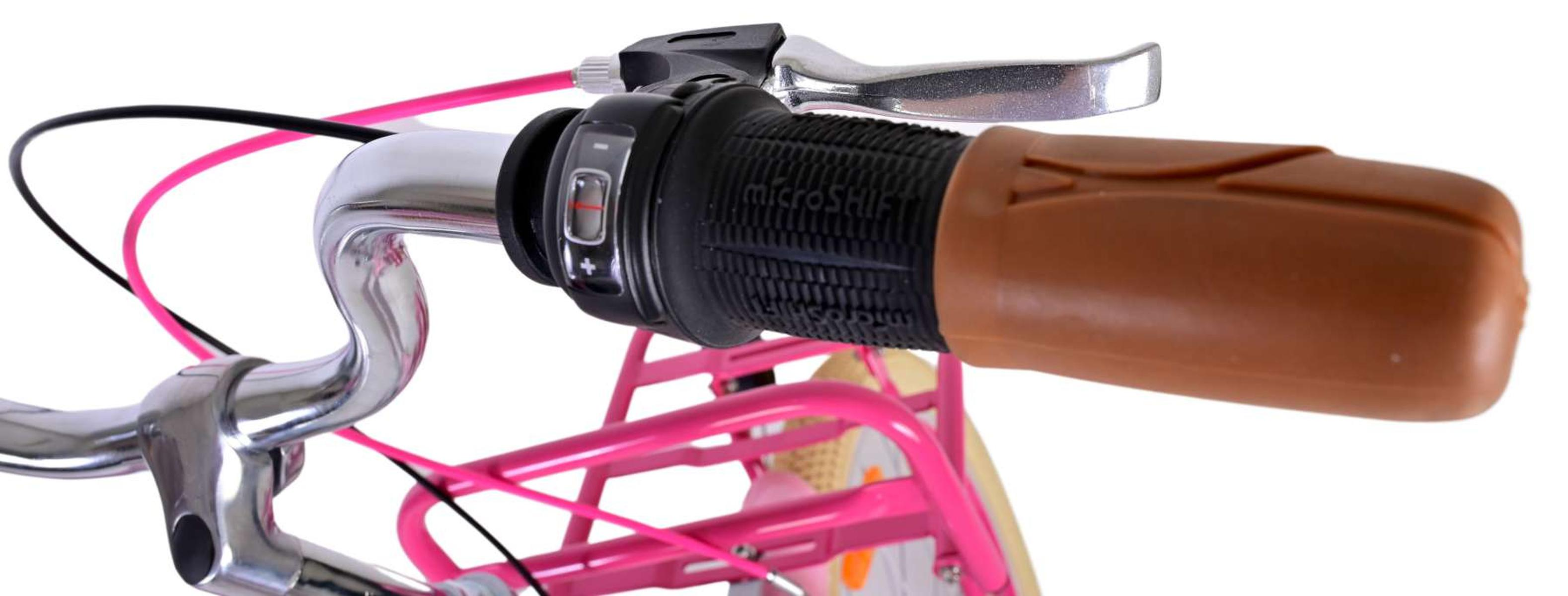 Nahaufnahme eines Fahrradlenkers mit braunem und schwarzem Griff, mit einem Gangschalter.