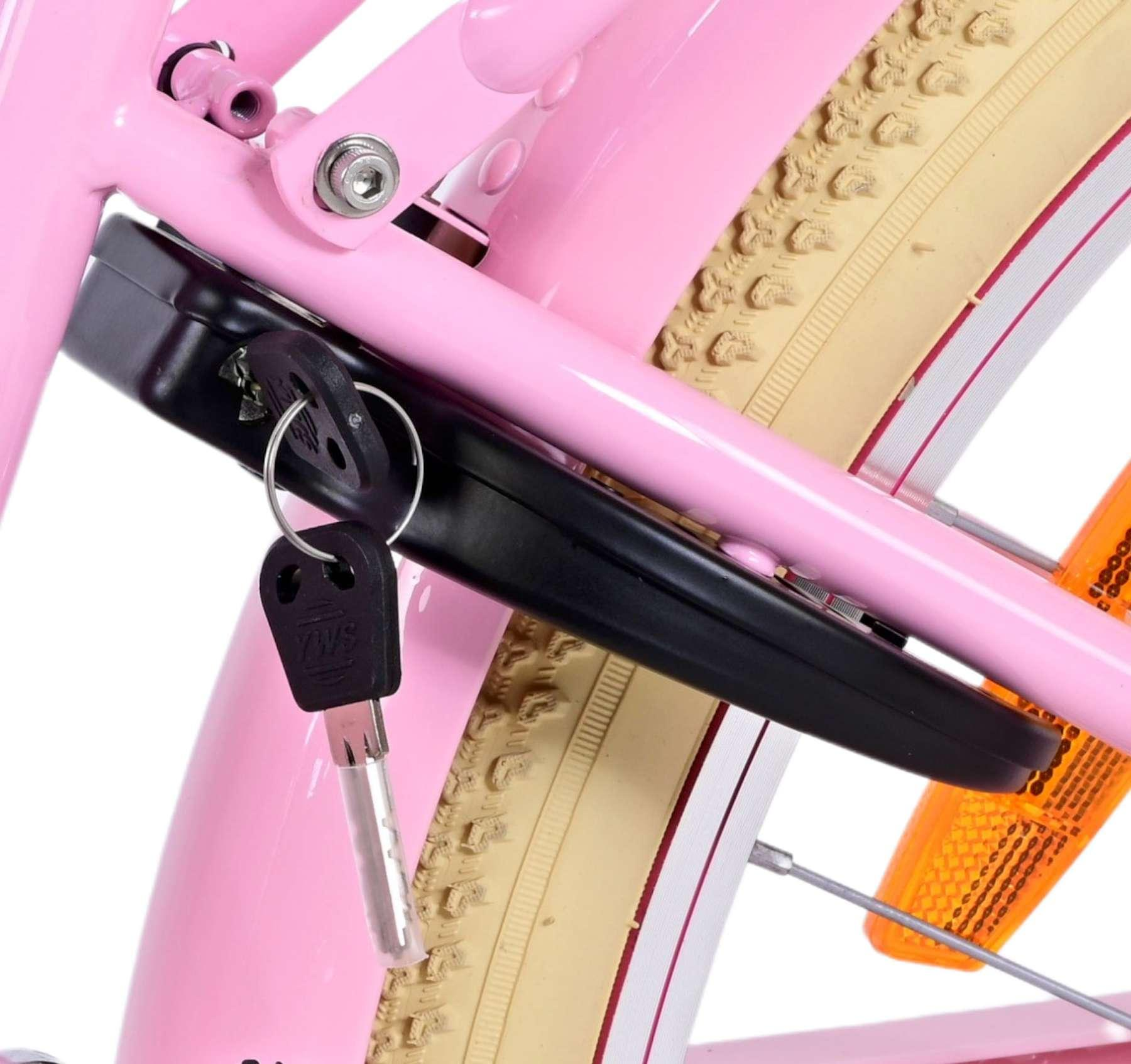 Rosa Fahrrad, Nahaufnahme von Schloss und Schlüsseln. Weißer Hintergrund.