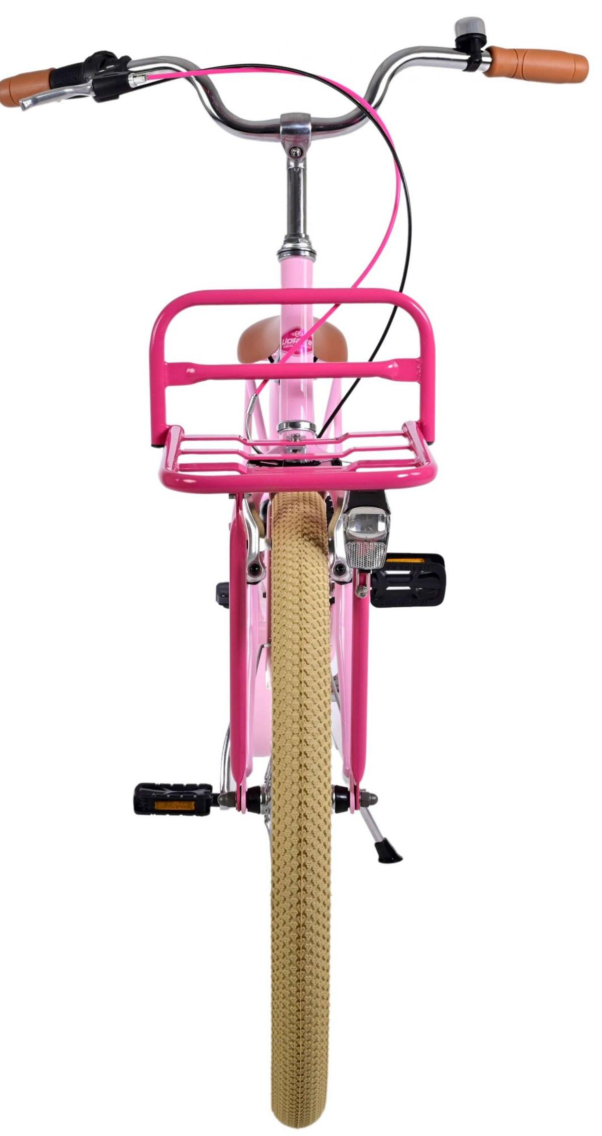 Rosa Fahrrad, Frontansicht. Rosa Rahmen, Korb, Kotflügel. Beige Reifen, brauner Sitz und Lenker. Weißer Hintergrund.