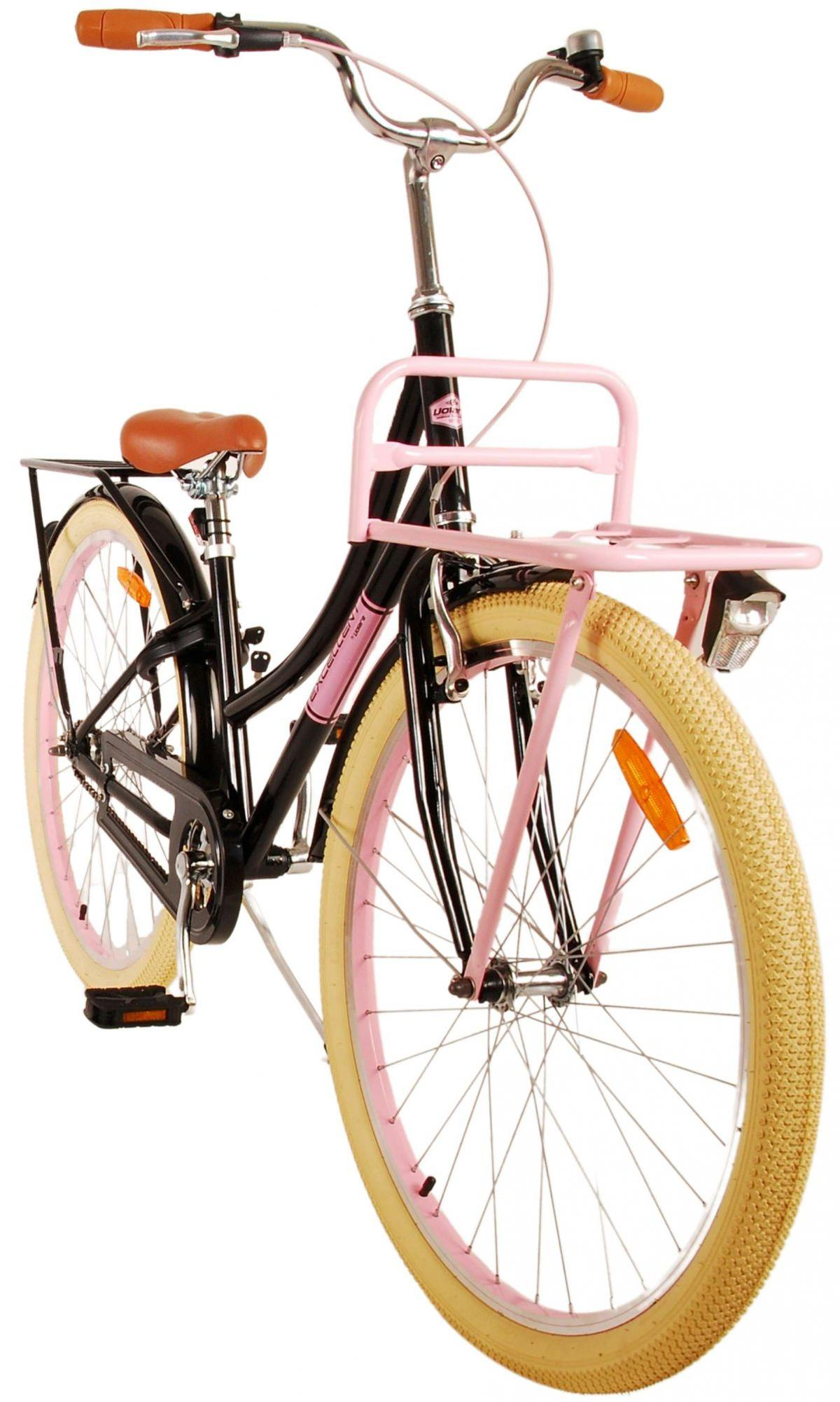 Schwarzes Fahrrad mit rosa Akzenten und einem Frontkorb. Beige Reifen und ein brauner Sitz. Weißer Hintergrund.