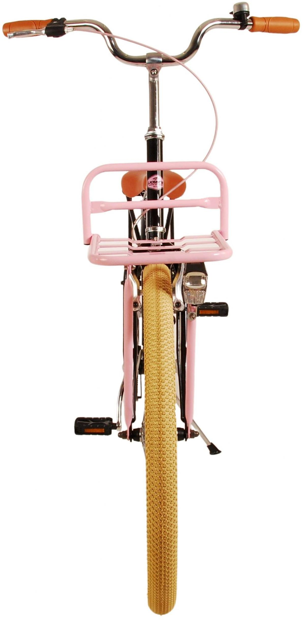 Rosa Fahrrad mit braunem Sattel und Frontkorb. Die Reifen sind beige.