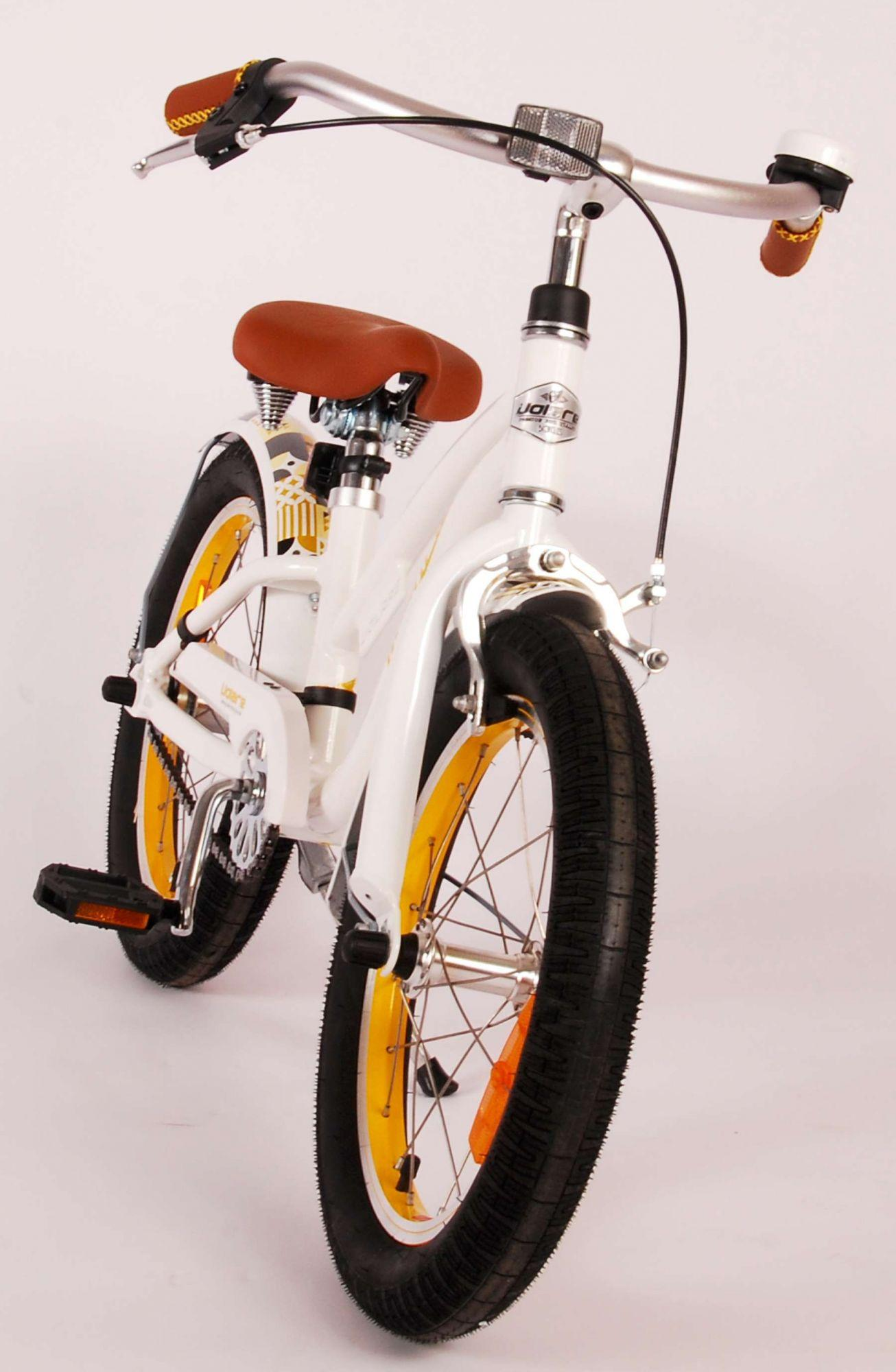 Ein weißes Fahrrad mit gelben Akzenten, aus einem niedrigen Winkel aufgenommen. Es ist auf weißem Hintergrund.