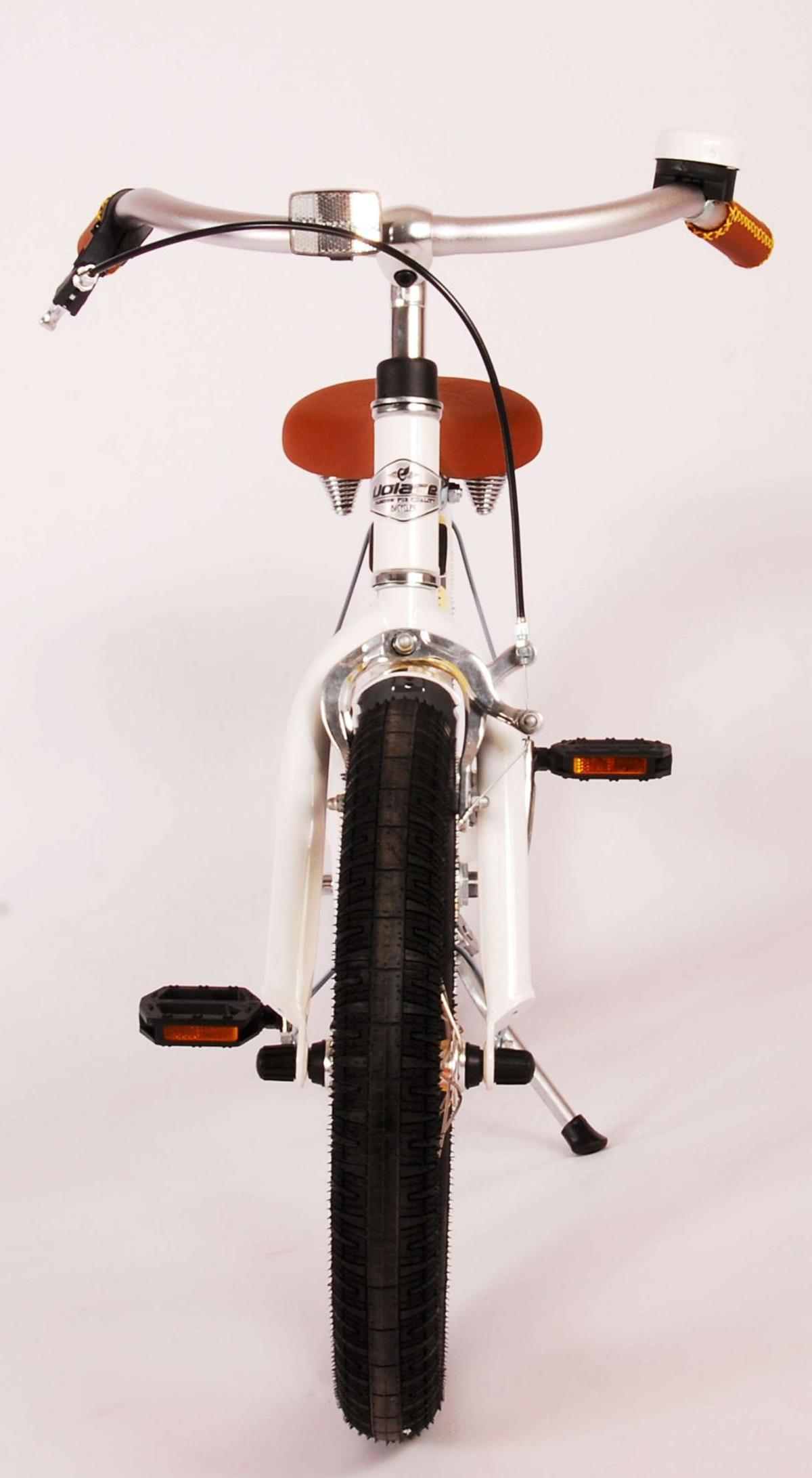 Weißes Fahrrad, Vorderansicht, mit braunem Sitz und schwarzem Reifen. Hat einen Ständer.